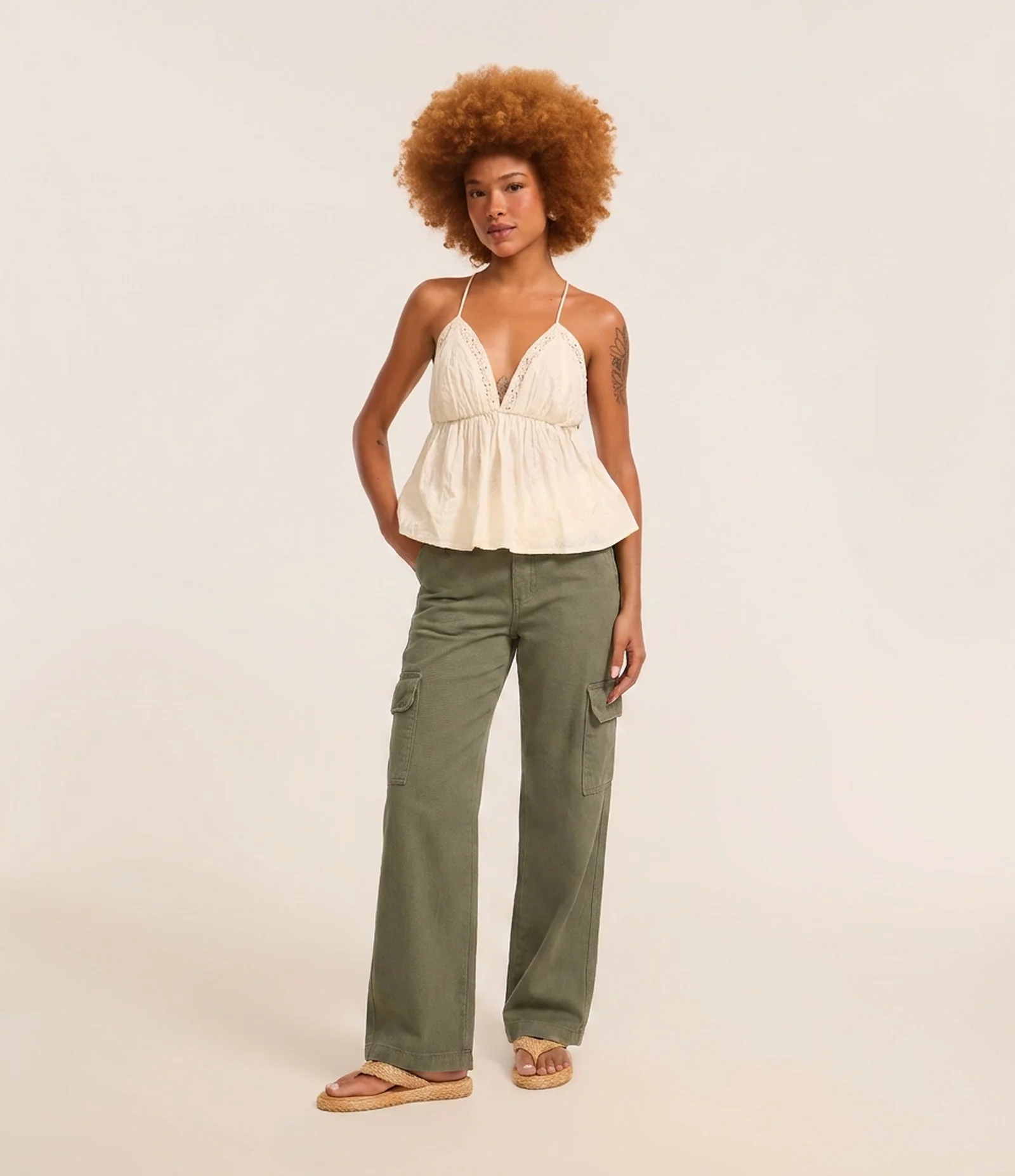 Calça Reta Comfort em Sarja com Cintura alta e Bolsos Cargo Verde 1