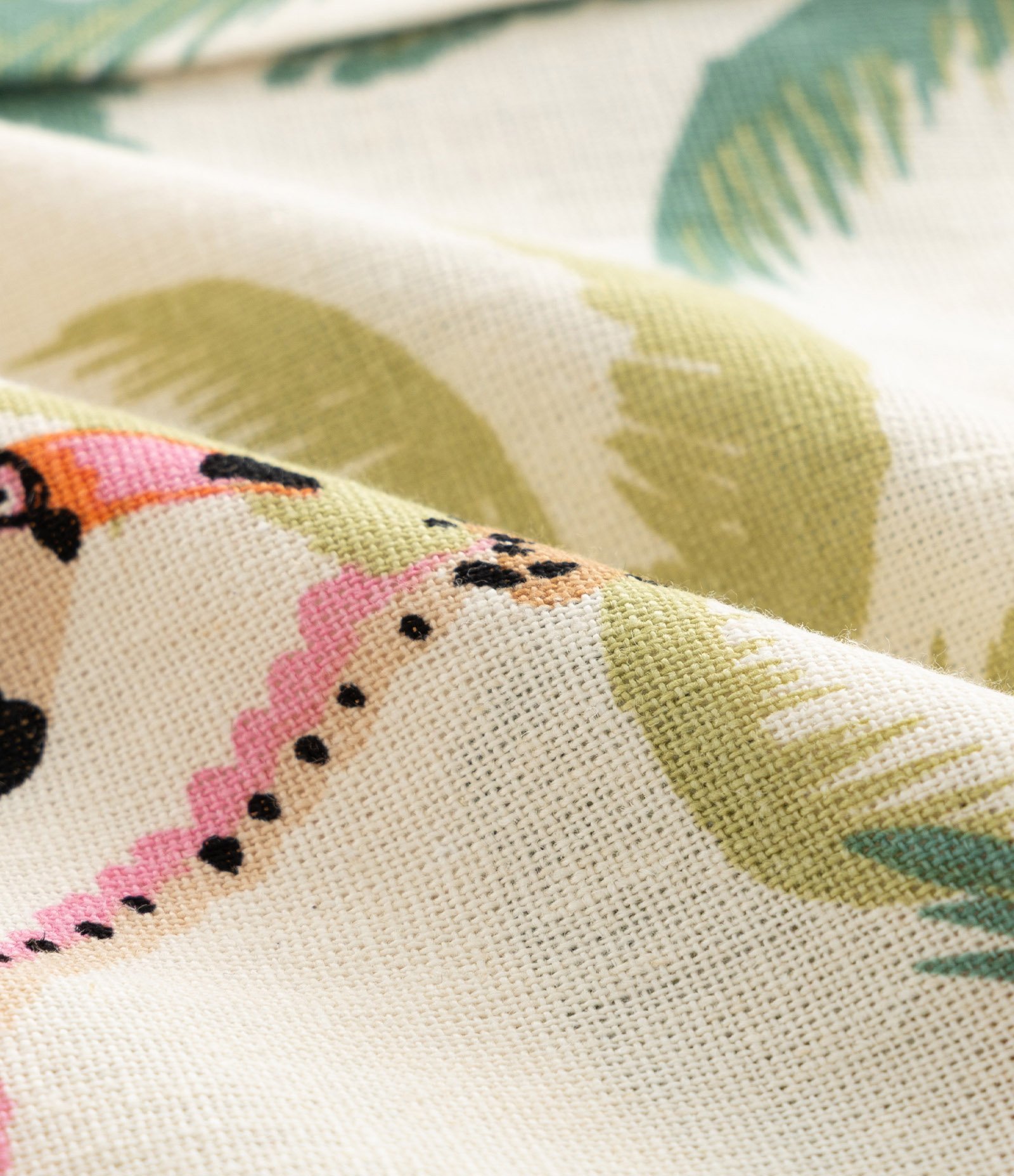 Camisa em Viscolinho com Estampa Tropical com Botões Curve & Plus Size Bege 7