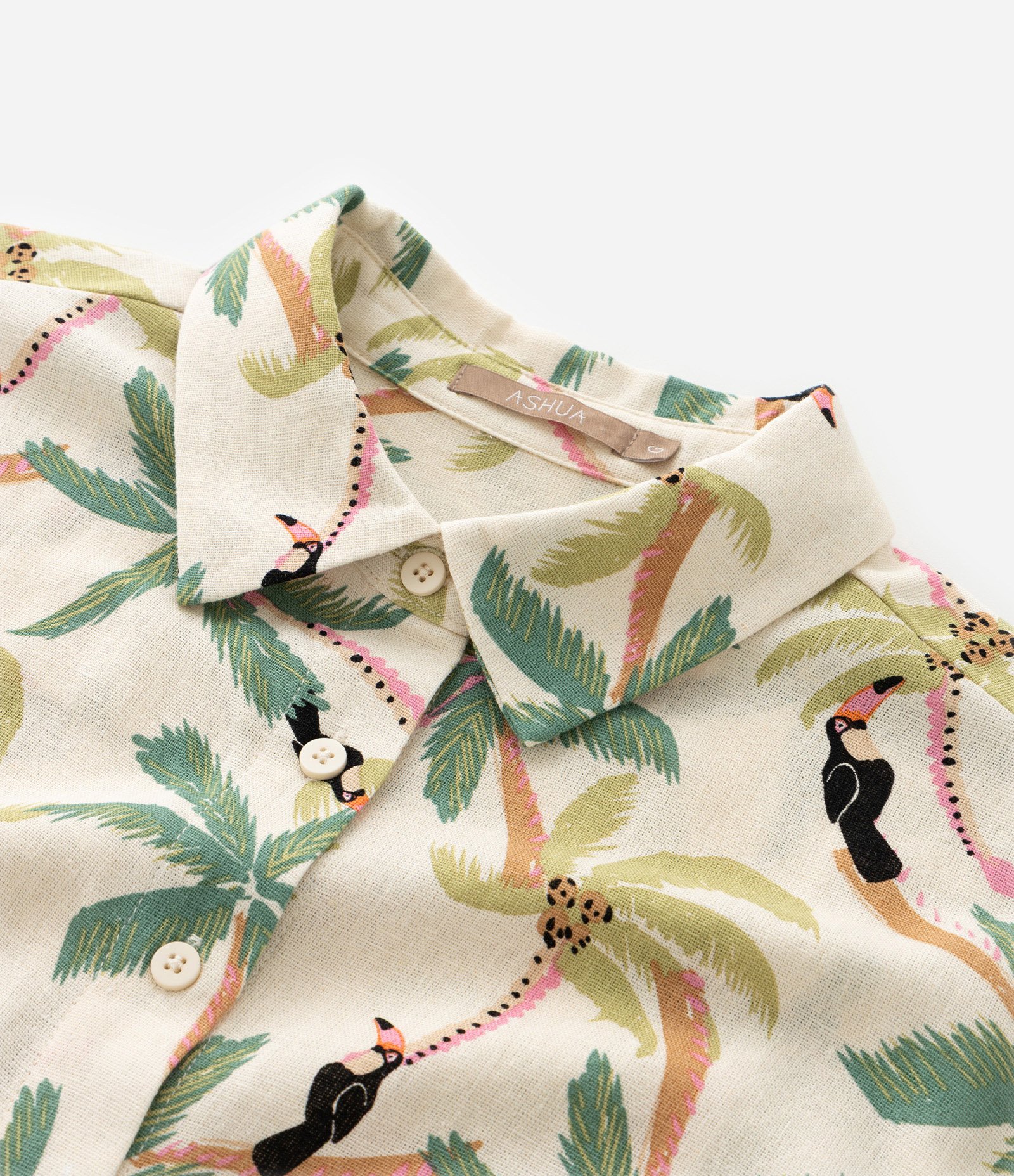 Camisa em Viscolinho com Estampa Tropical com Botões Curve & Plus Size Bege 8