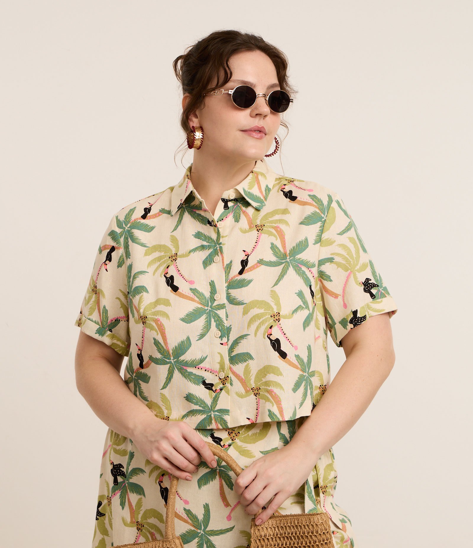 Camisa em Viscolinho com Estampa Tropical com Botões Curve & Plus Size Bege 1