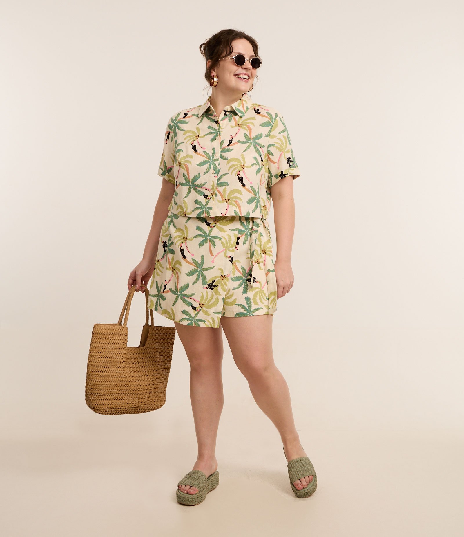Camisa em Viscolinho com Estampa Tropical com Botões Curve & Plus Size Bege 2