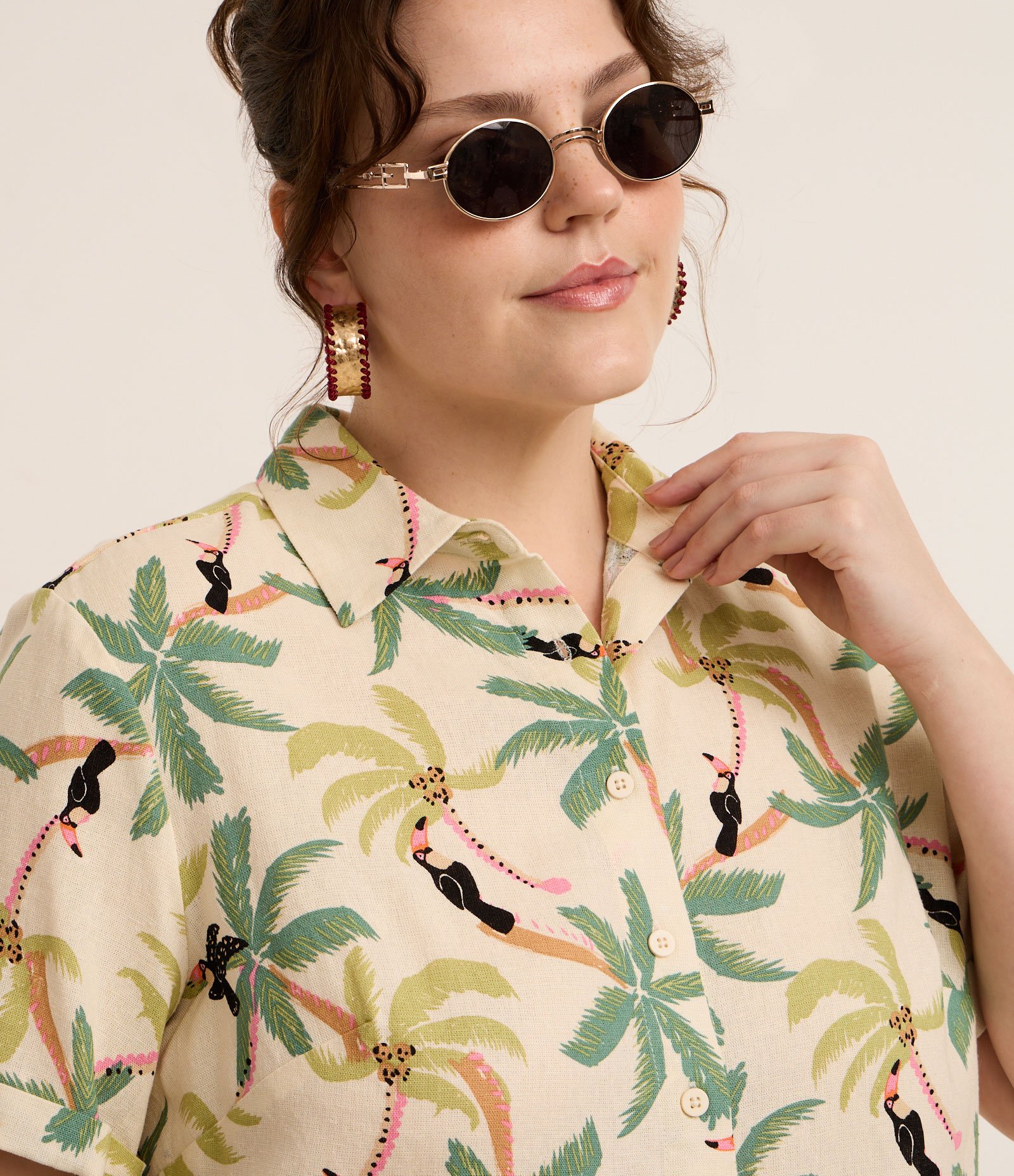 Camisa em Viscolinho com Estampa Tropical com Botões Curve & Plus Size Bege 3