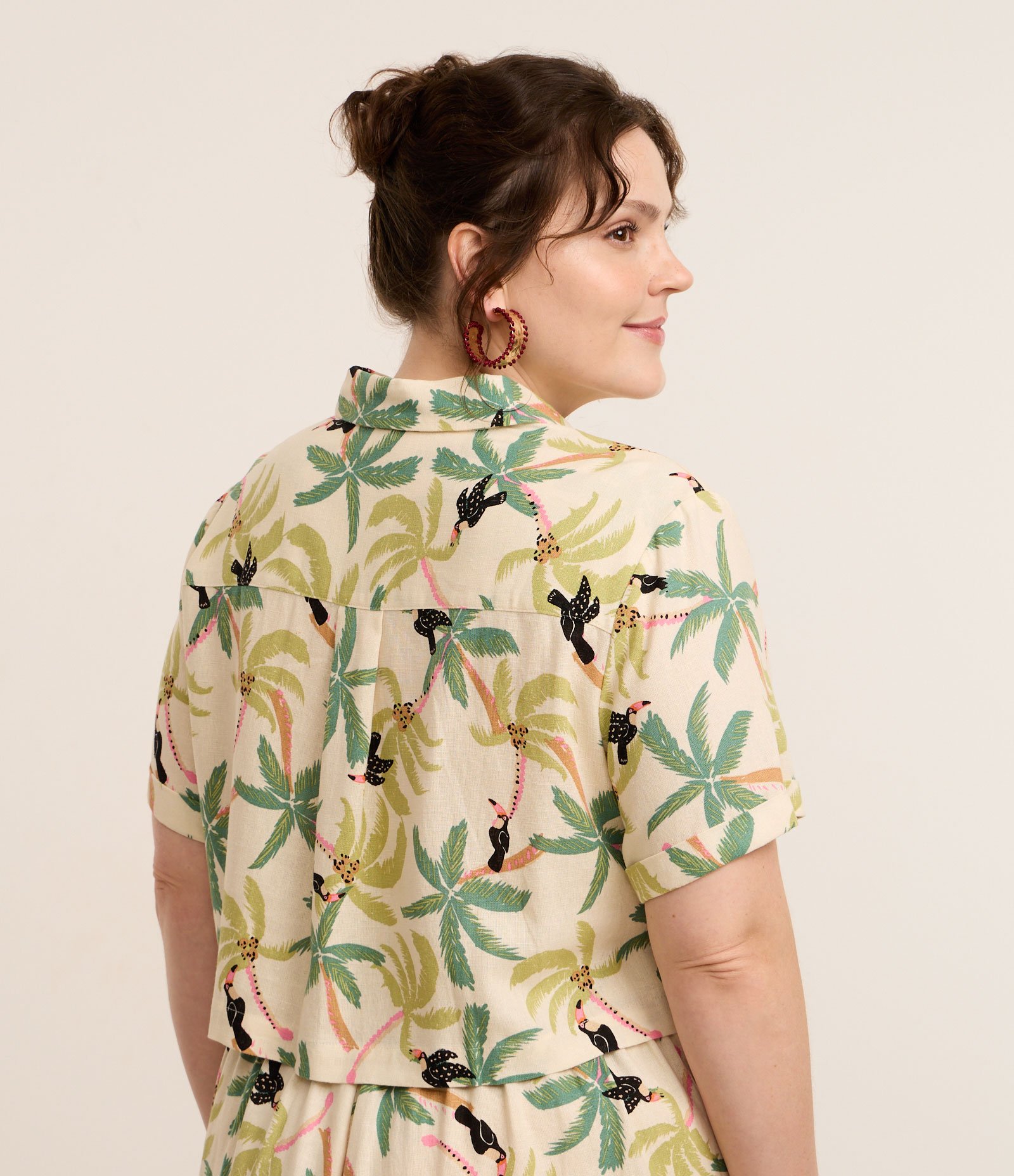 Camisa em Viscolinho com Estampa Tropical com Botões Curve & Plus Size Bege 4