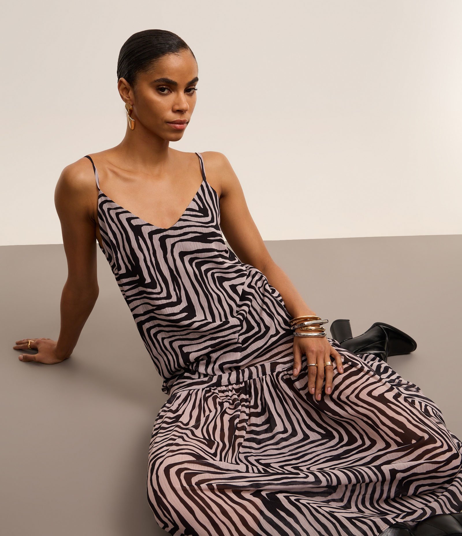 Vestido Evasê em Crepe com Alça Fina e Estampa Zebra Preto/Cinza 8