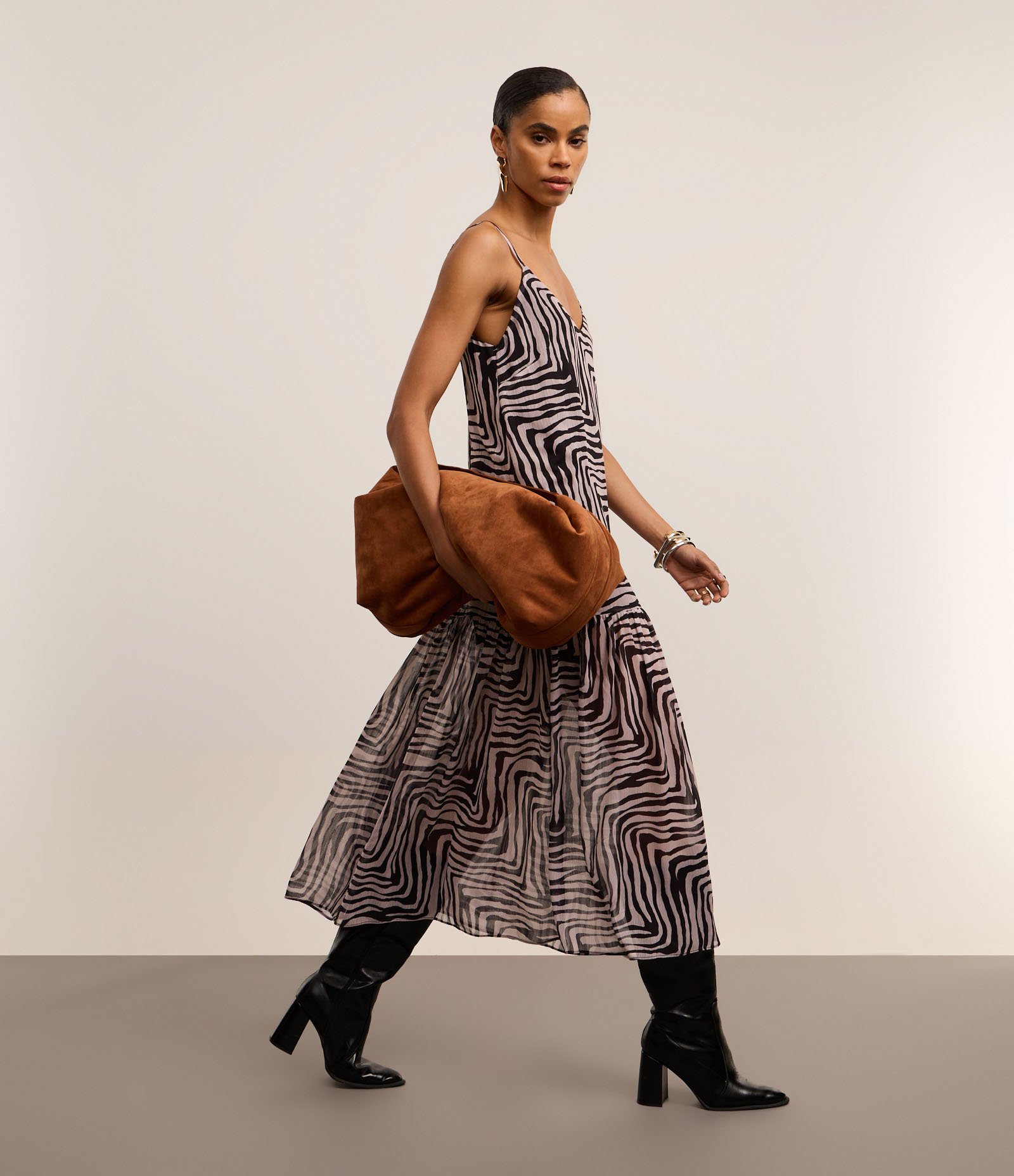 Vestido Evasê em Crepe com Alça Fina e Estampa Zebra Preto/Cinza 4