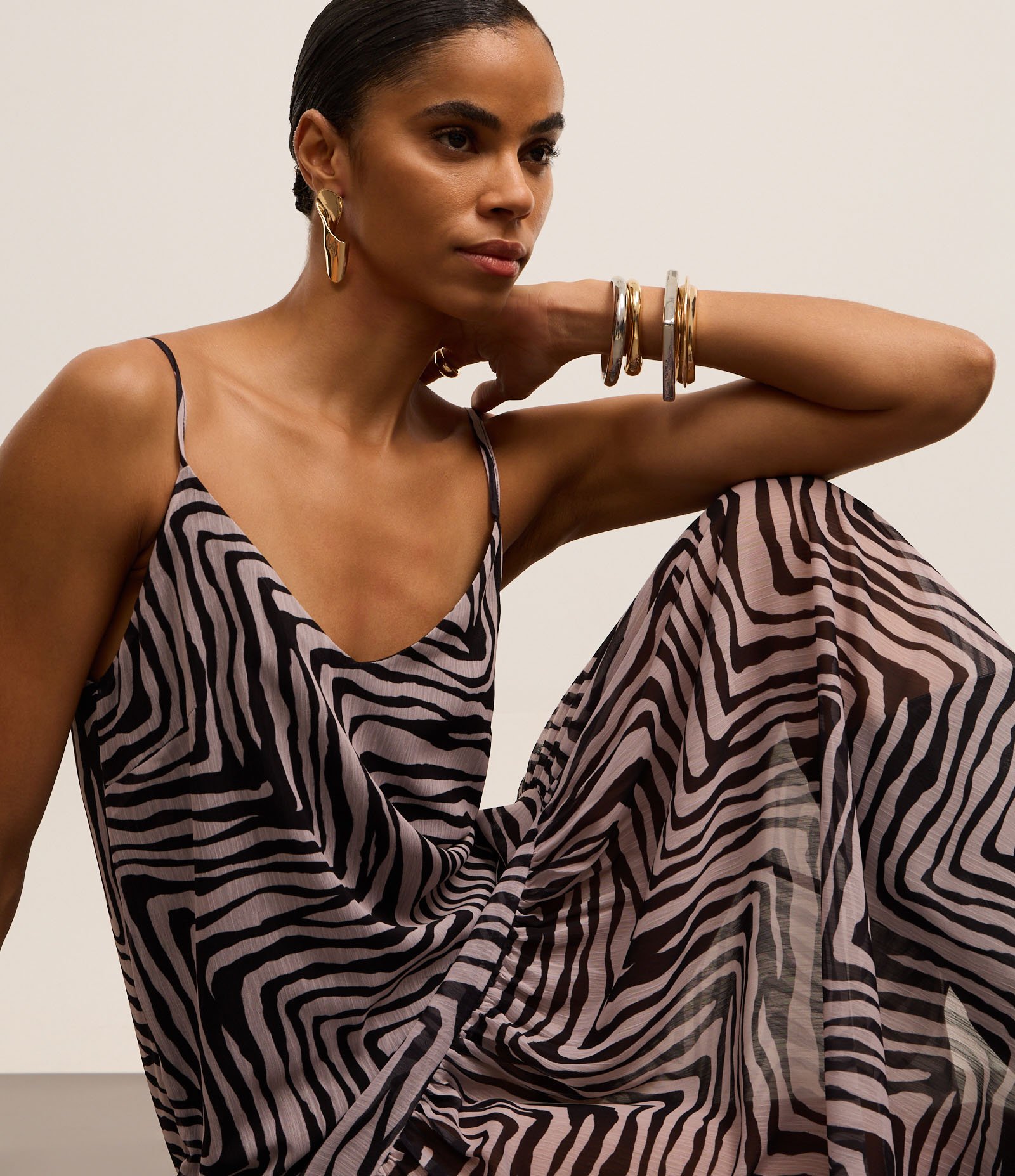 Vestido Evasê em Crepe com Alça Fina e Estampa Zebra Preto/Cinza 7