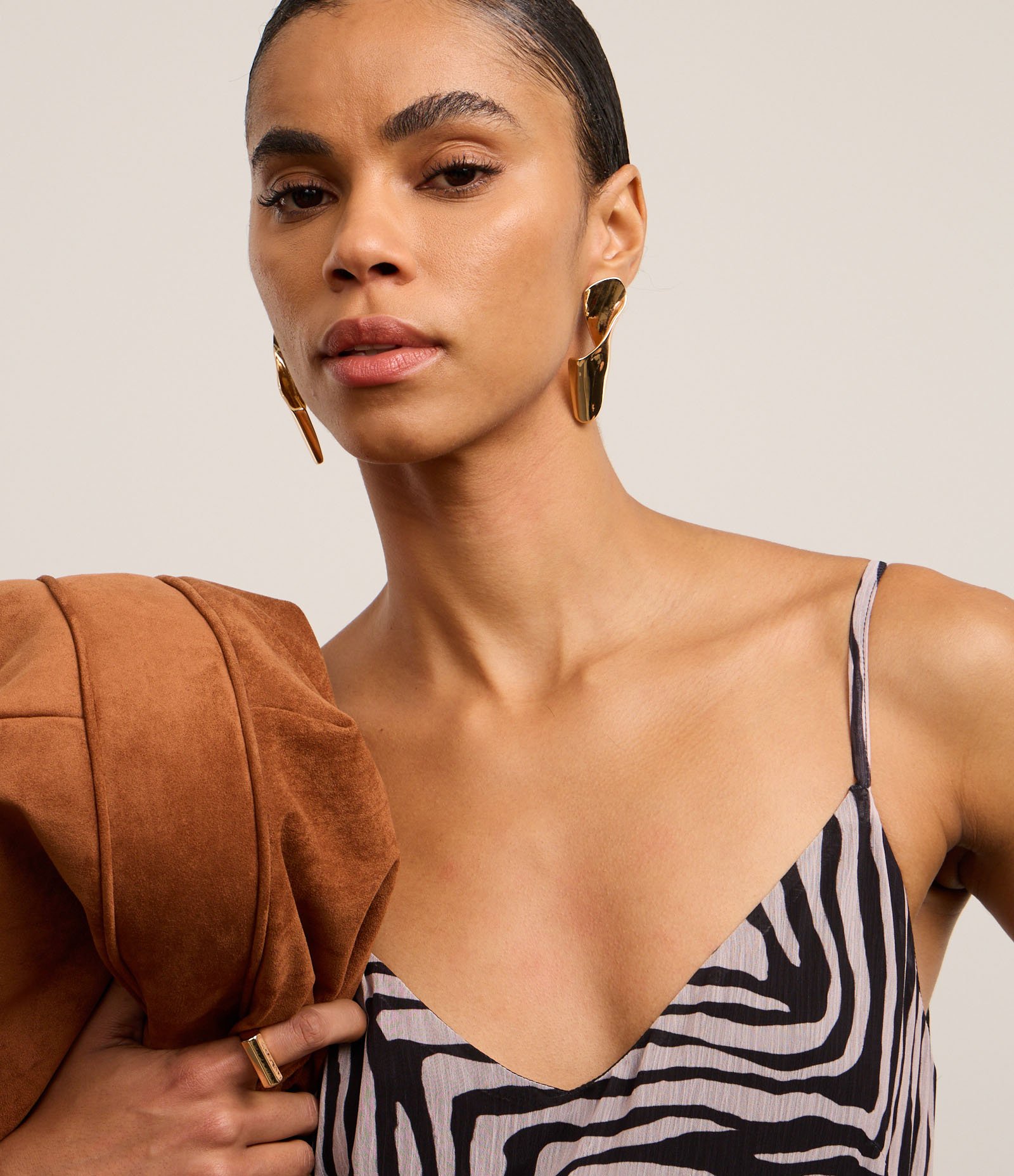 Vestido Evasê em Crepe com Alça Fina e Estampa Zebra Preto/Cinza 6