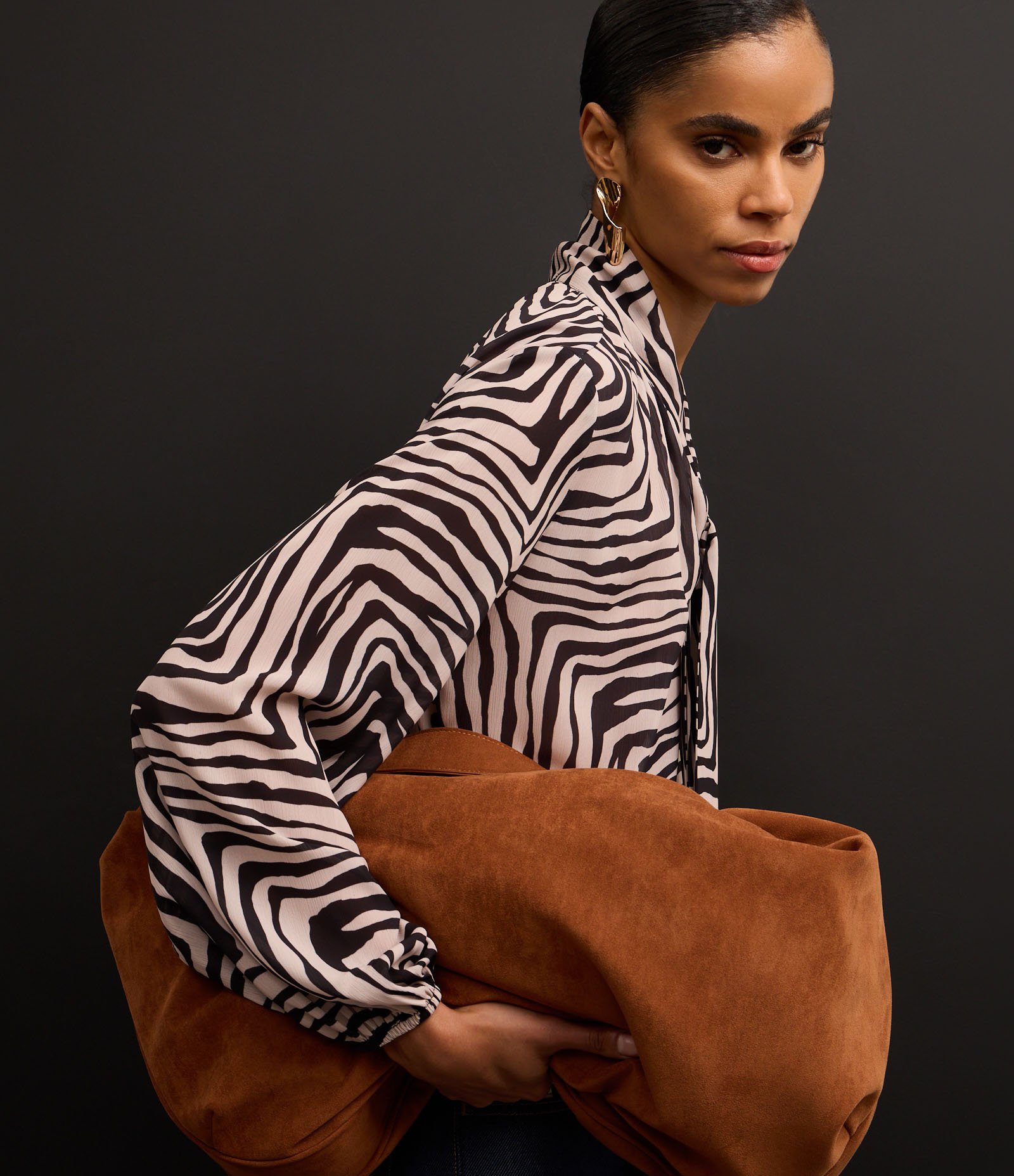 Blusa em Chiffon com Gola Laço e Estampa Zebra Preto/Off White 6