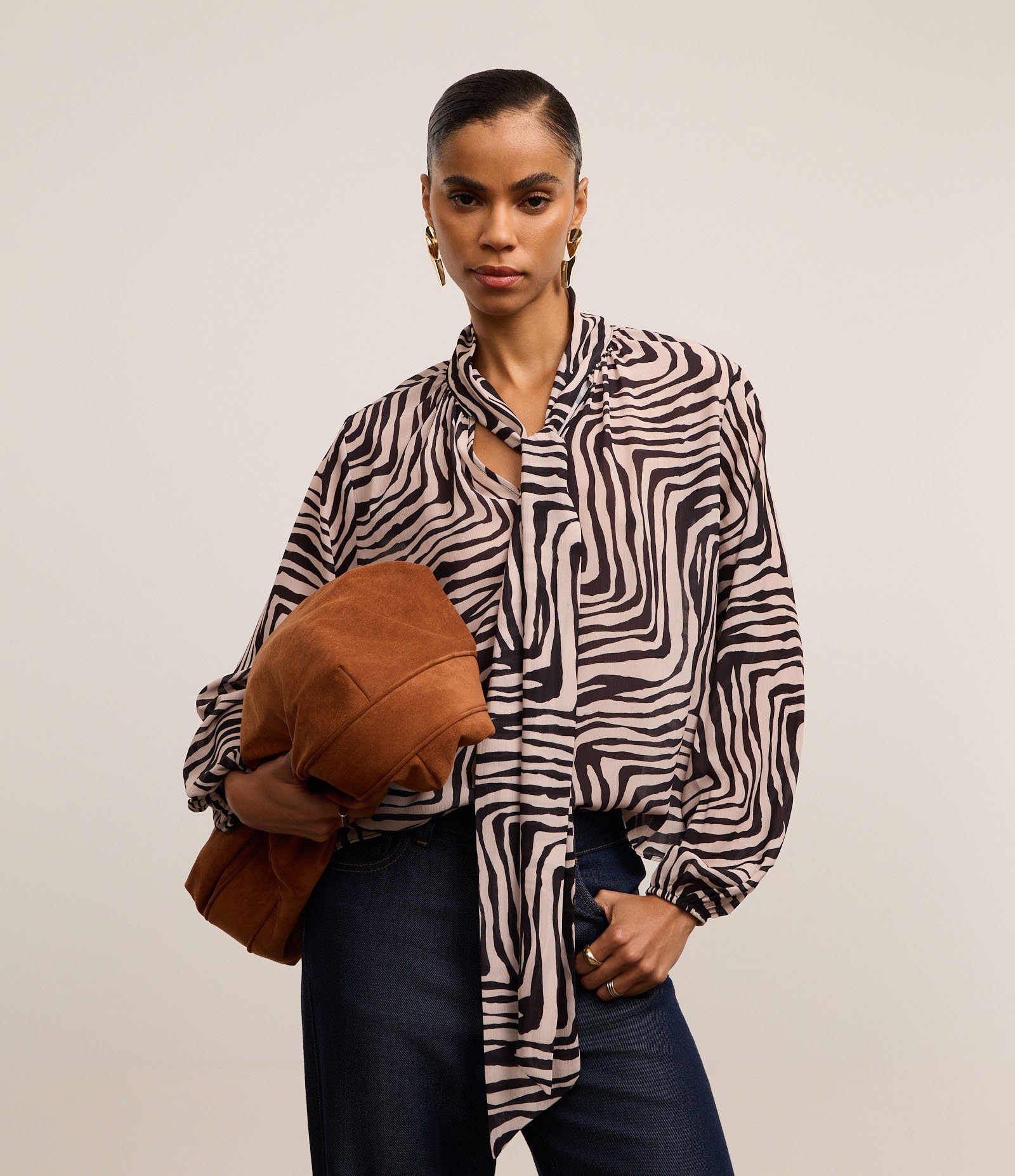 Blusa em Chiffon com Gola Laço e Estampa Zebra Preto/Off White 1