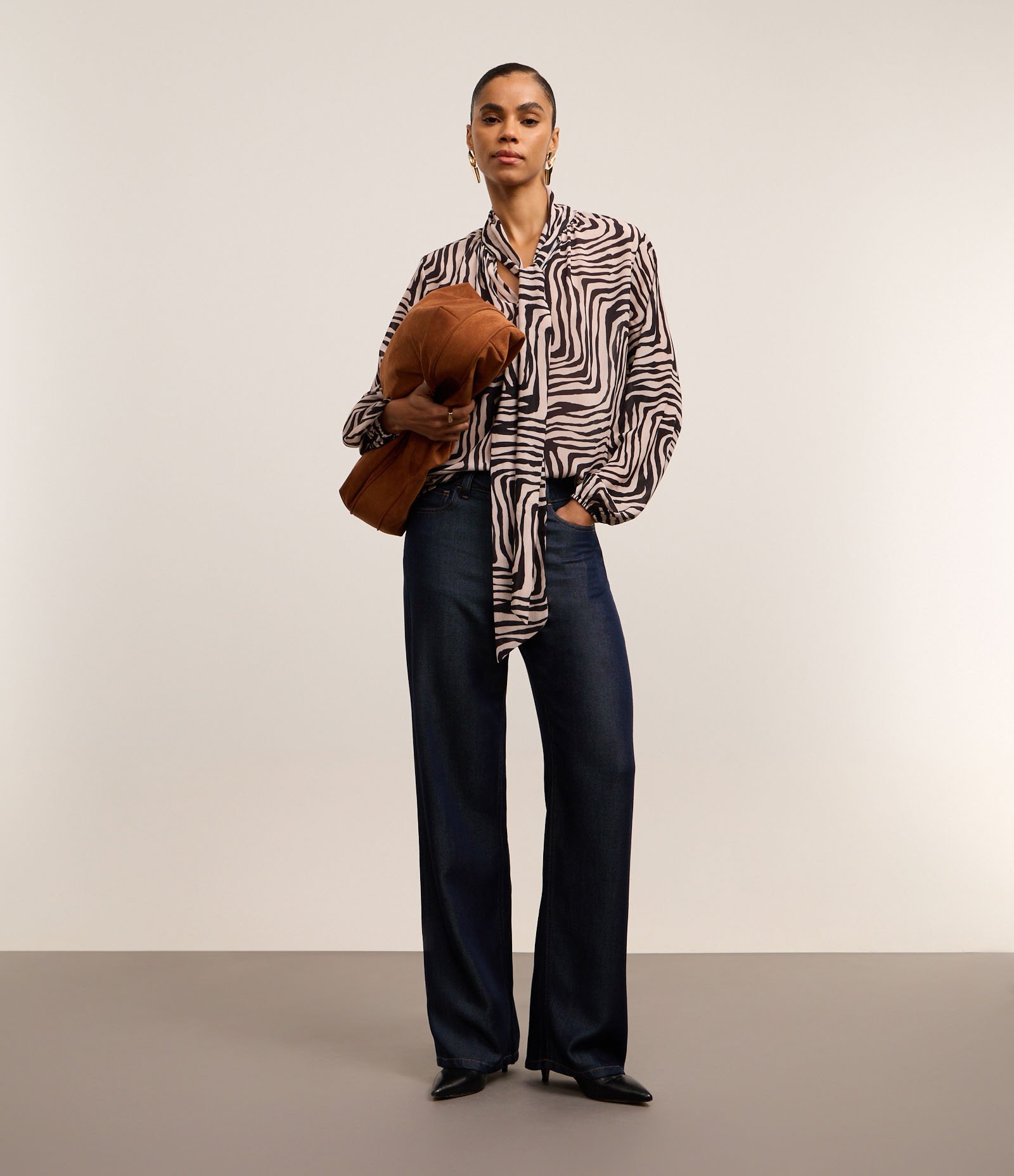 Blusa em Chiffon com Gola Laço e Estampa Zebra Preto/Off White 2