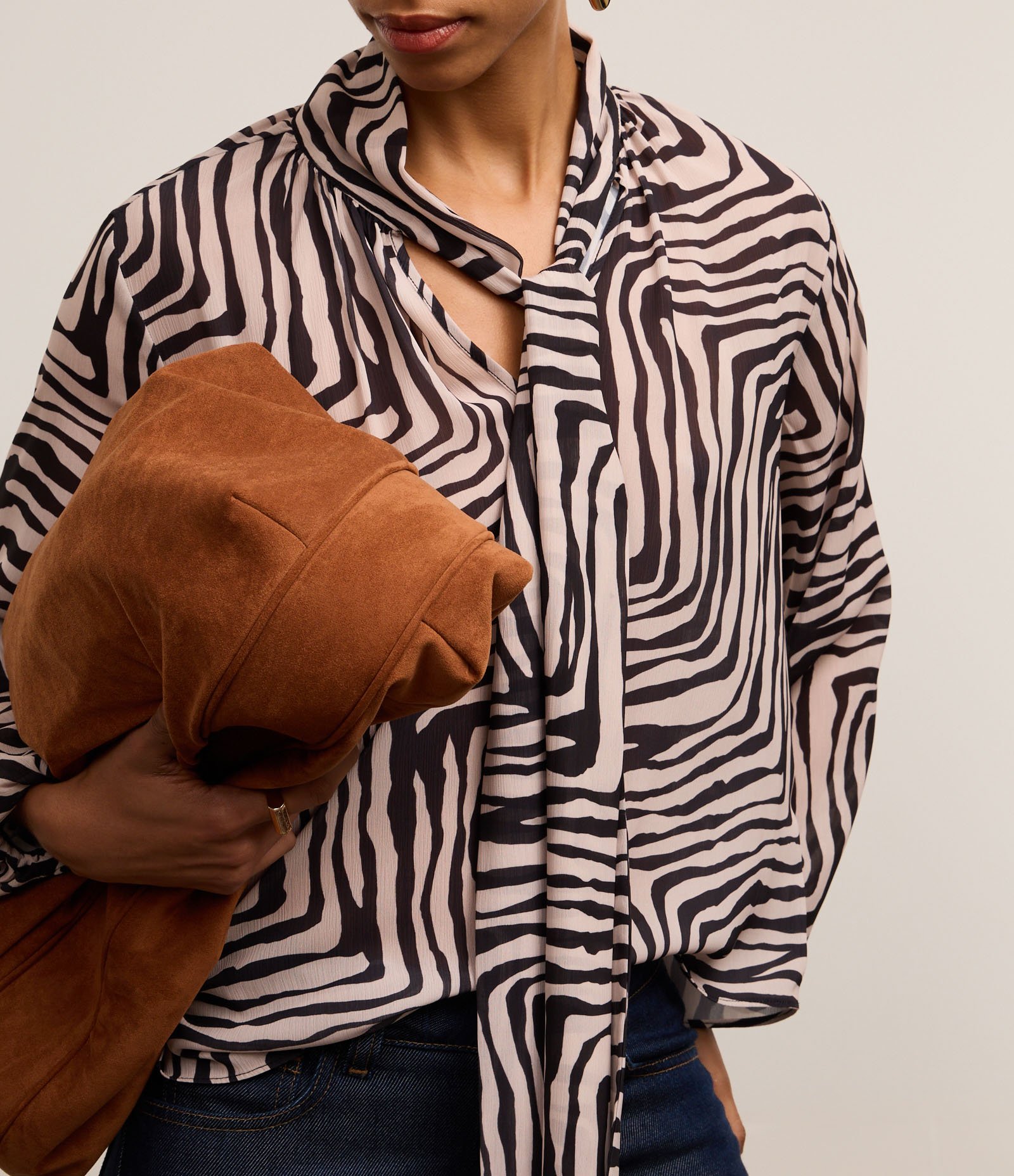 Blusa em Chiffon com Gola Laço e Estampa Zebra Preto/Off White 3