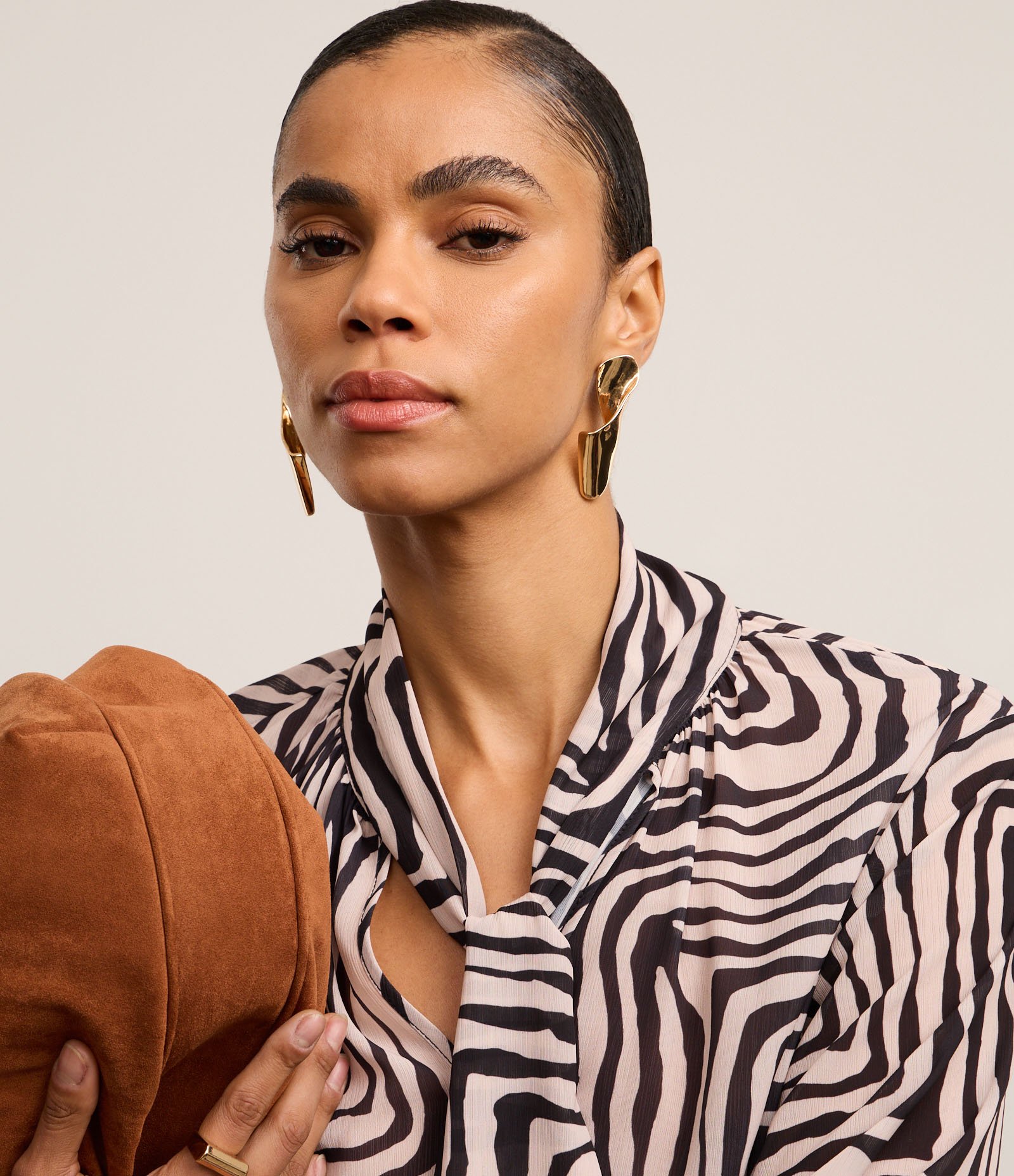 Blusa em Chiffon com Gola Laço e Estampa Zebra Preto/Off White 4