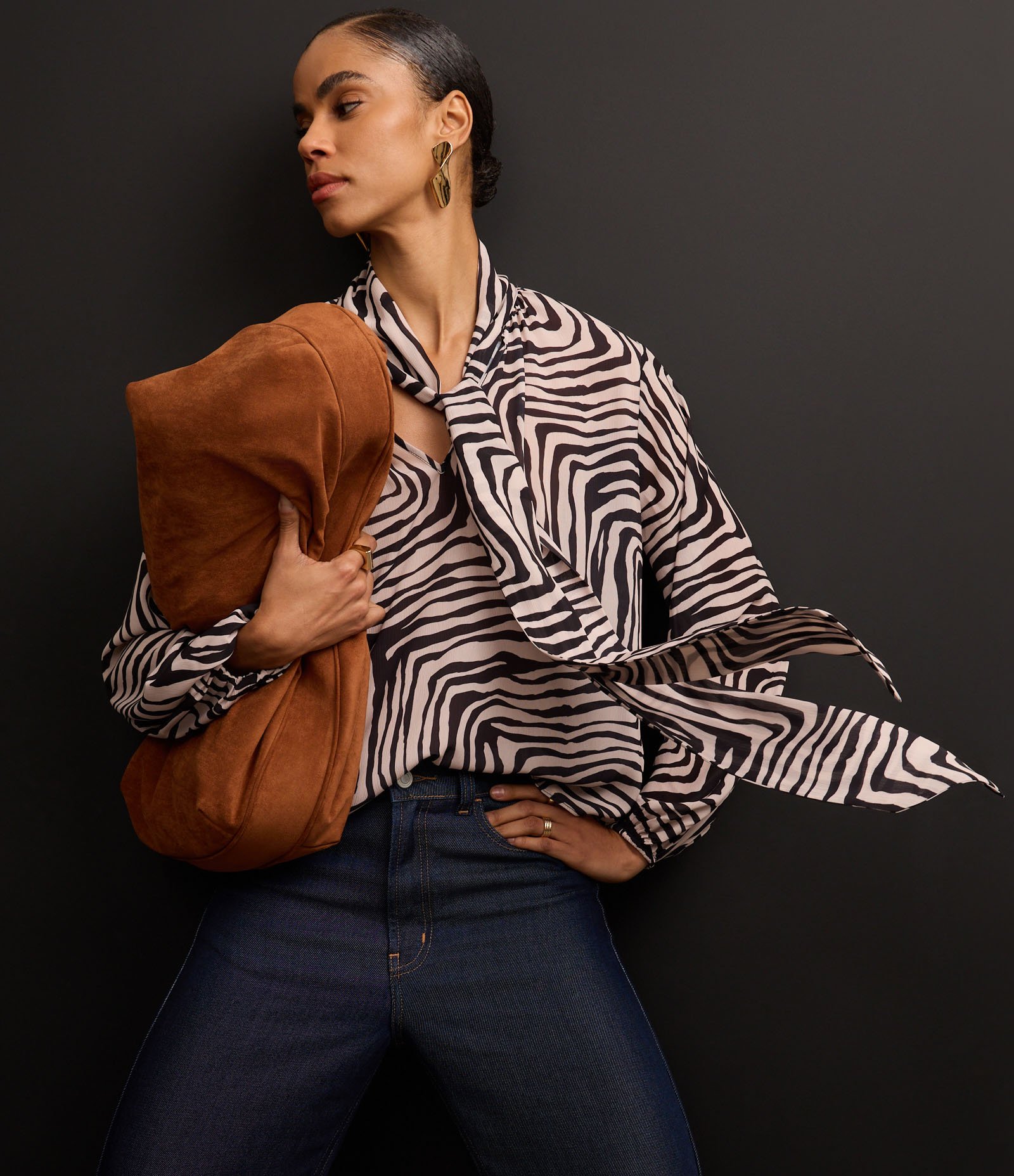 Blusa em Chiffon com Gola Laço e Estampa Zebra Preto/Off White 5