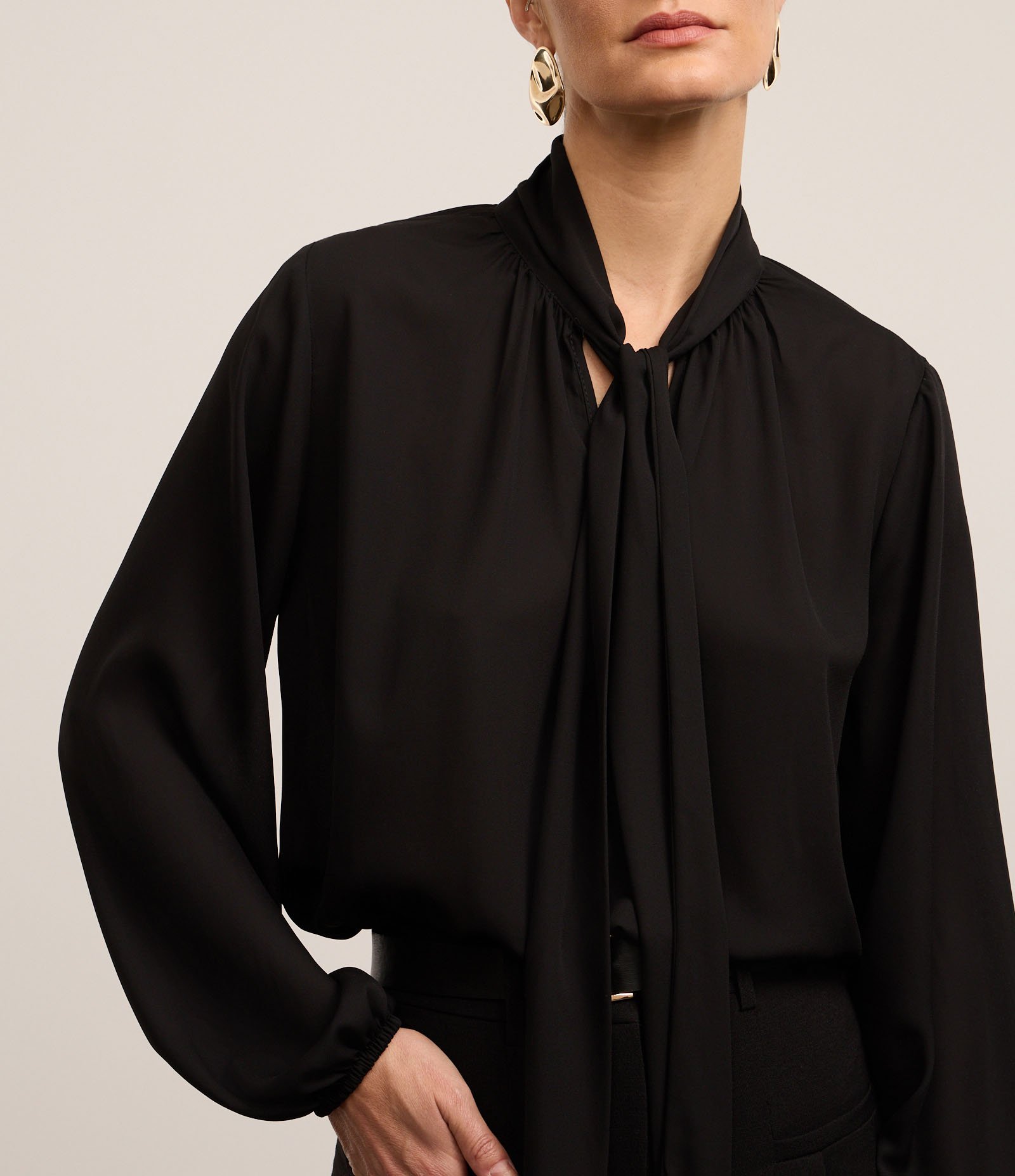 Blusa em Chiffon com Gola Laço e Manga Ampla Preto 4