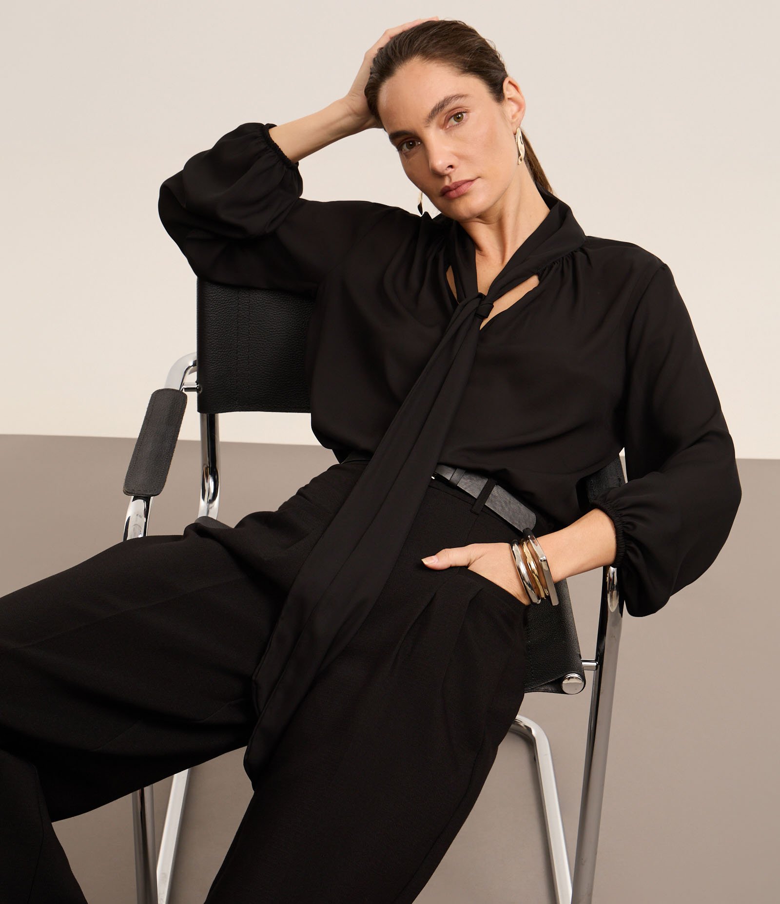 Blusa em Chiffon com Gola Laço e Manga Ampla Preto 5