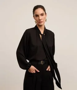 Blusa em Chiffon com Gola Laço e Manga Ampla
