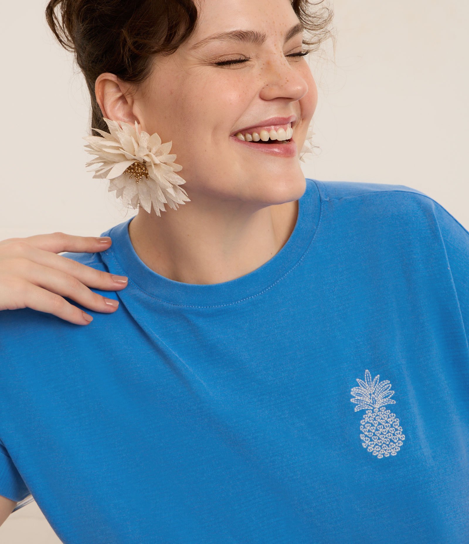 Blusa em Algodão com Bordado de Abacaxi e Manga Dobrada Curve & Plus Size Azul 3