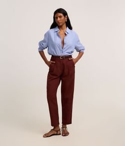 Calça Cenoura Cintura Alta em Viscolinho com Cinto de PU