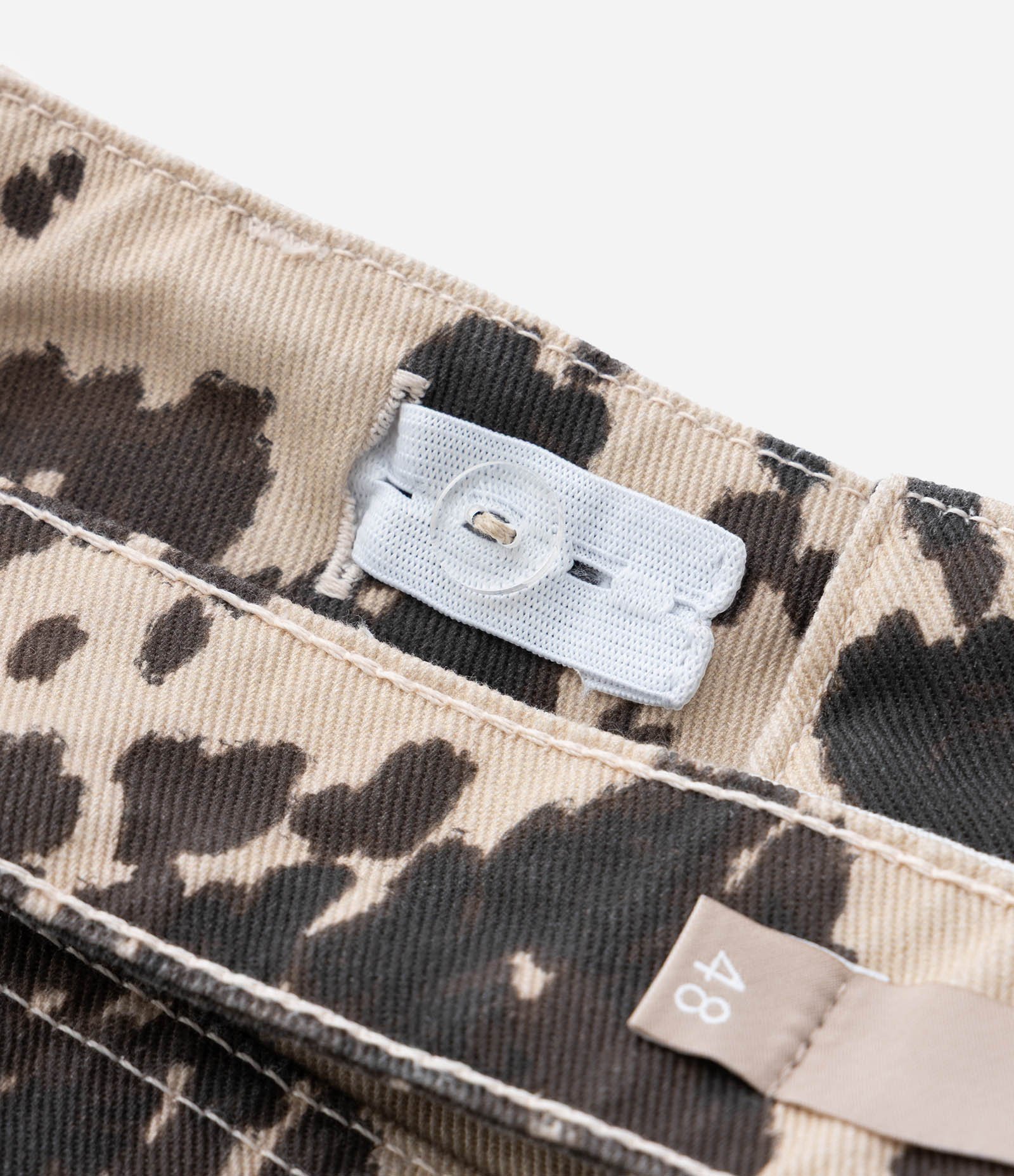 Saia Curta em Sarja com Estampa Animal Print Vaca Curve & Plus Size Bege 10