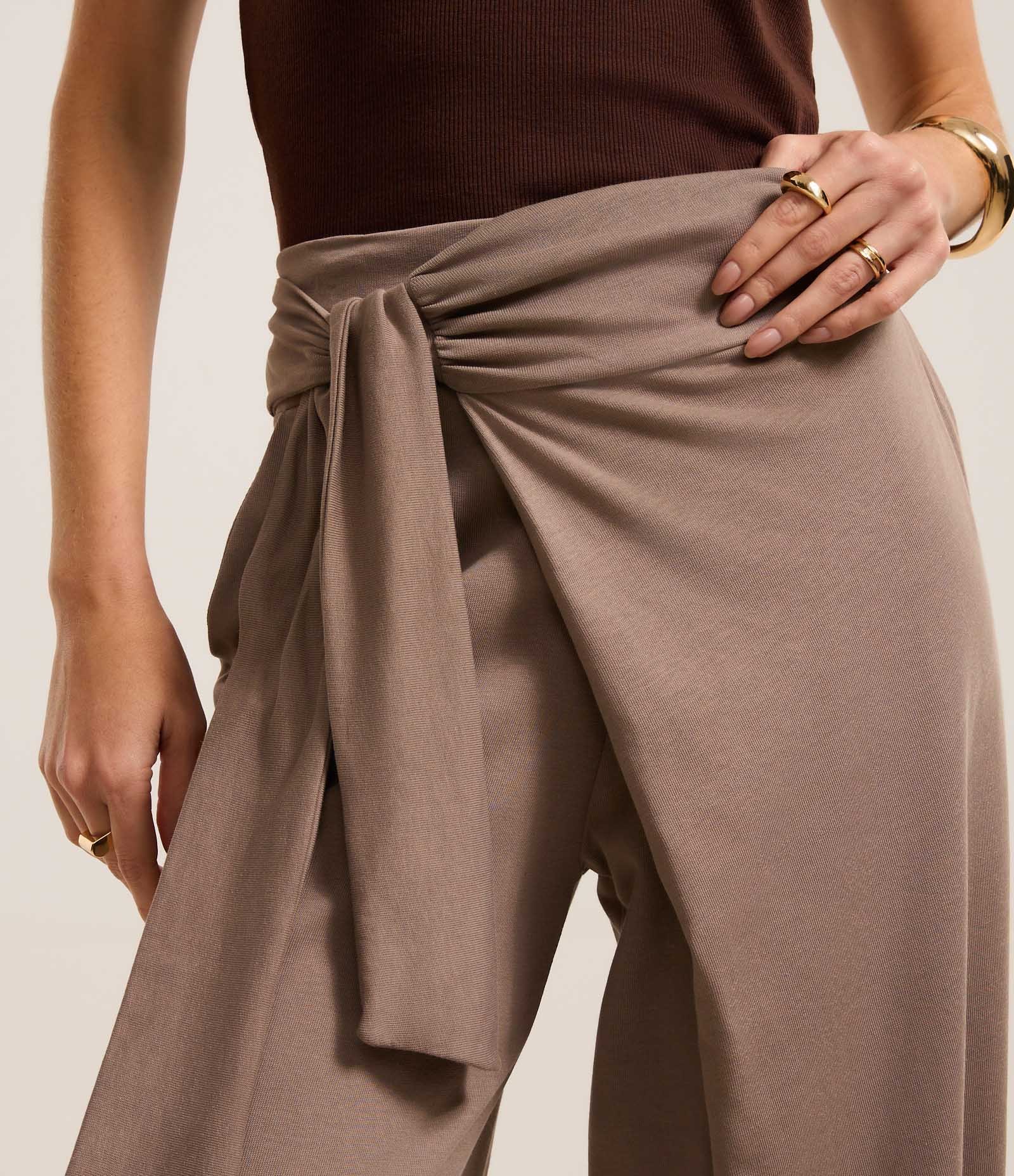 Calça Reta em Algodão com Transpasse e Amarração Bege 2