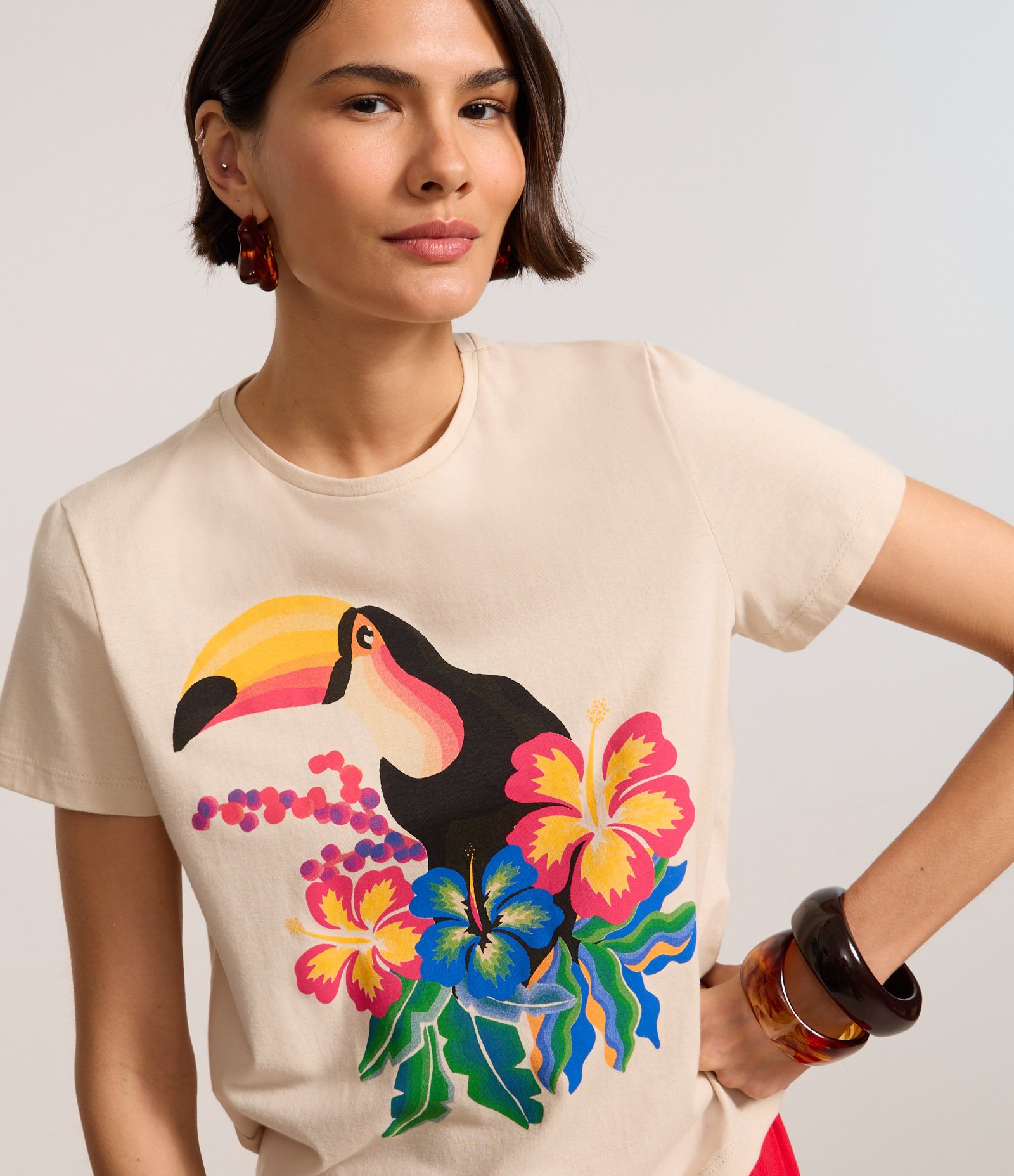 Blusa T-shirt em Algodão e Estampa Tucano com Hibiscos Bege 1