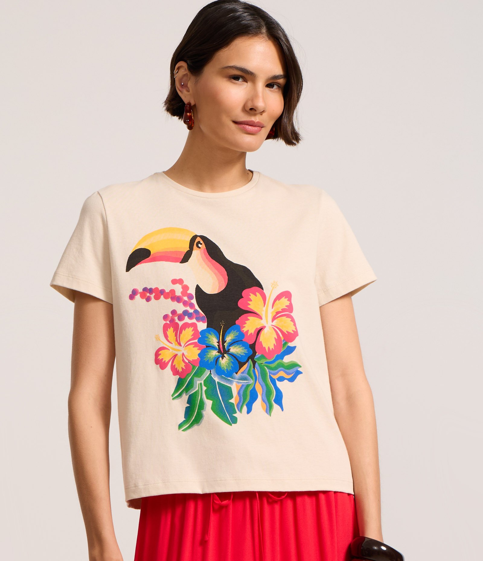Blusa T-shirt em Algodão e Estampa Tucano com Hibiscos Bege 3