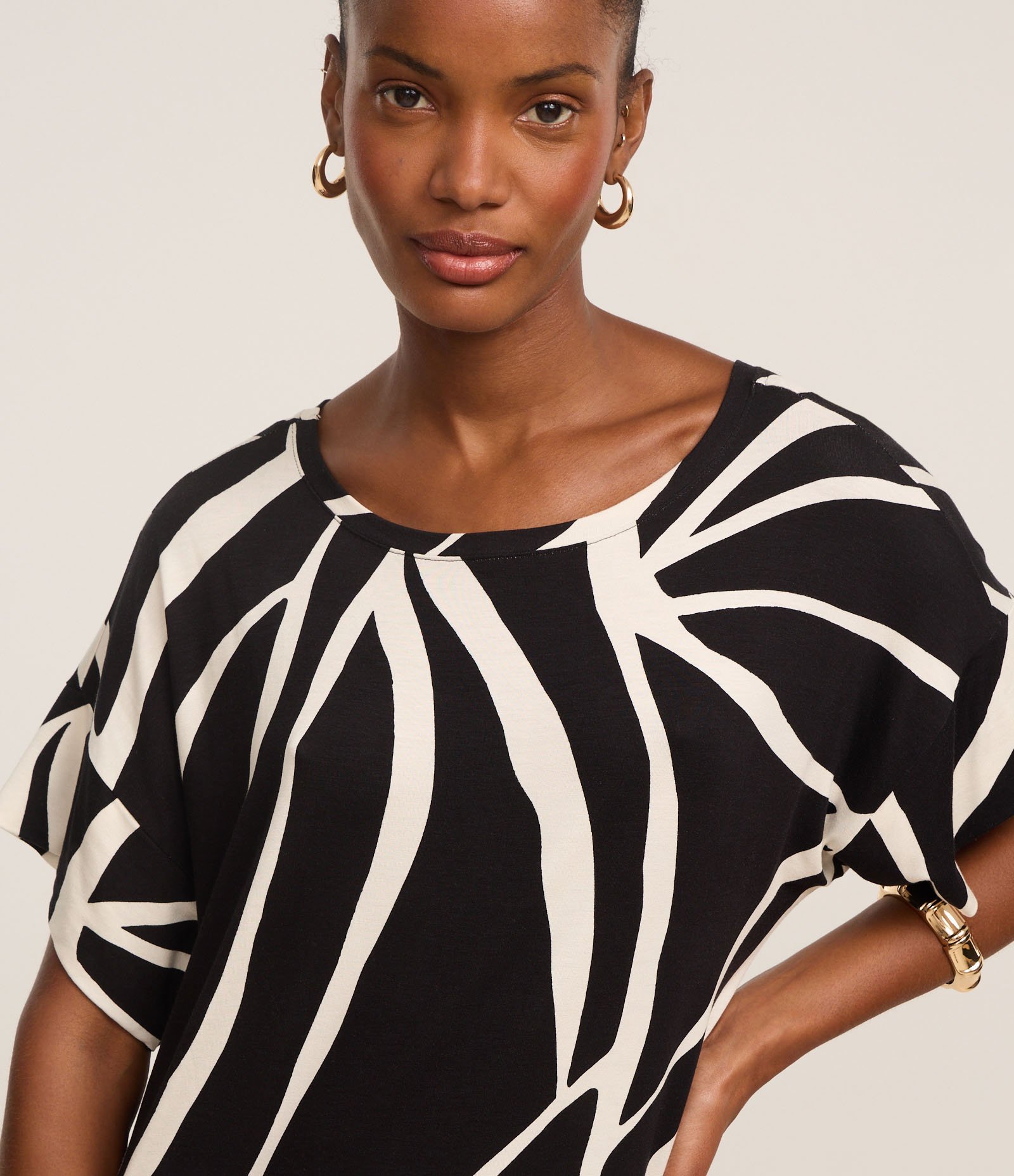 Vestido Reto Midi em Viscose com Estampa Abstrata Bicolor 3