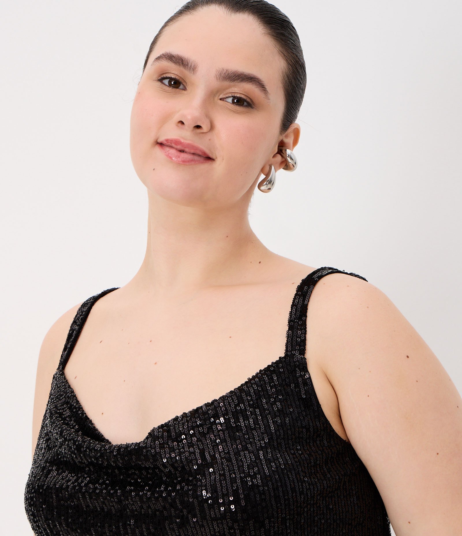 Blusa em Paetê com Decote Degagê Curve & Plus Size Preto 3