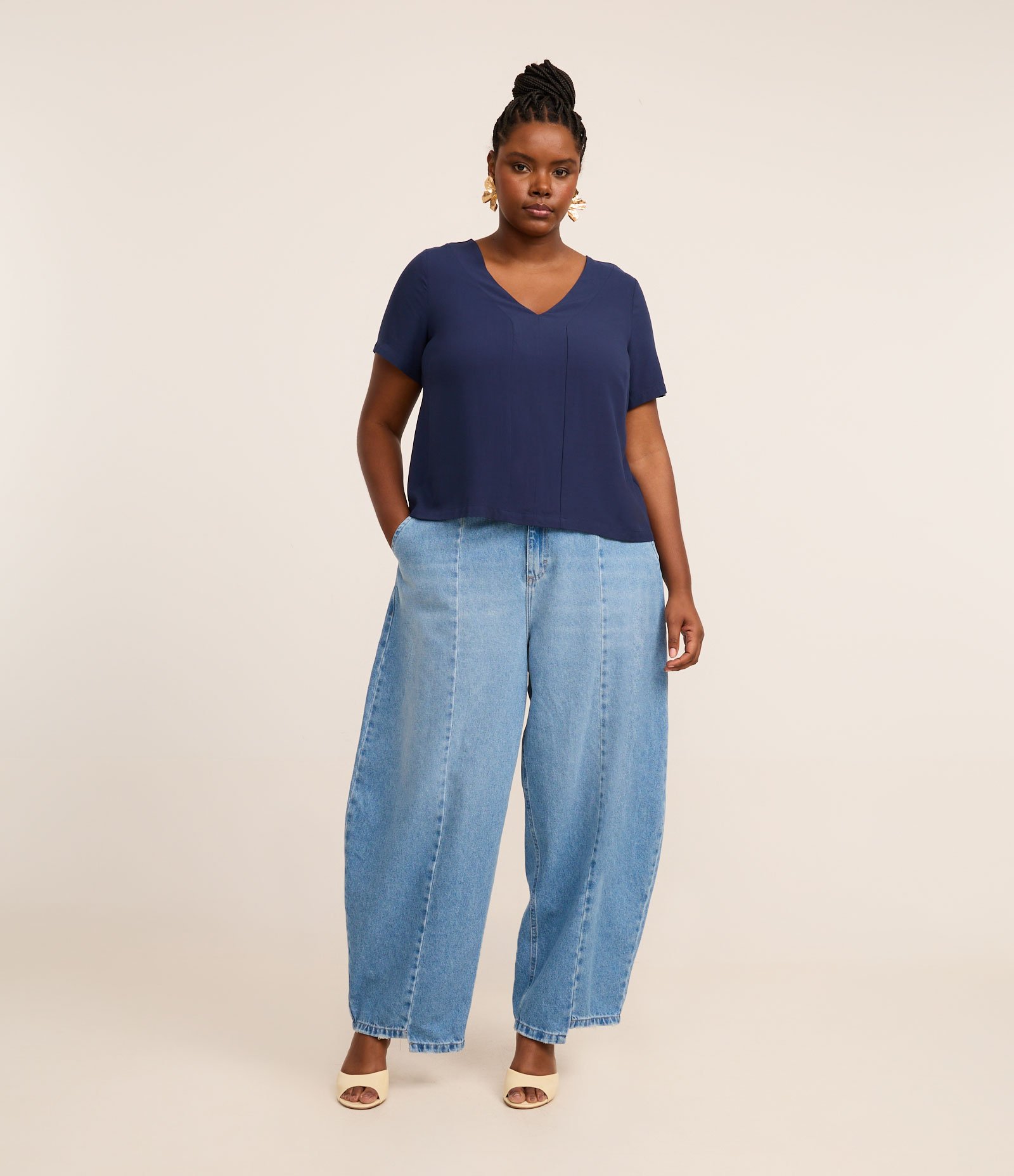 Blusa em Viscose com Decote em V Curve & Plus Size Azul 2