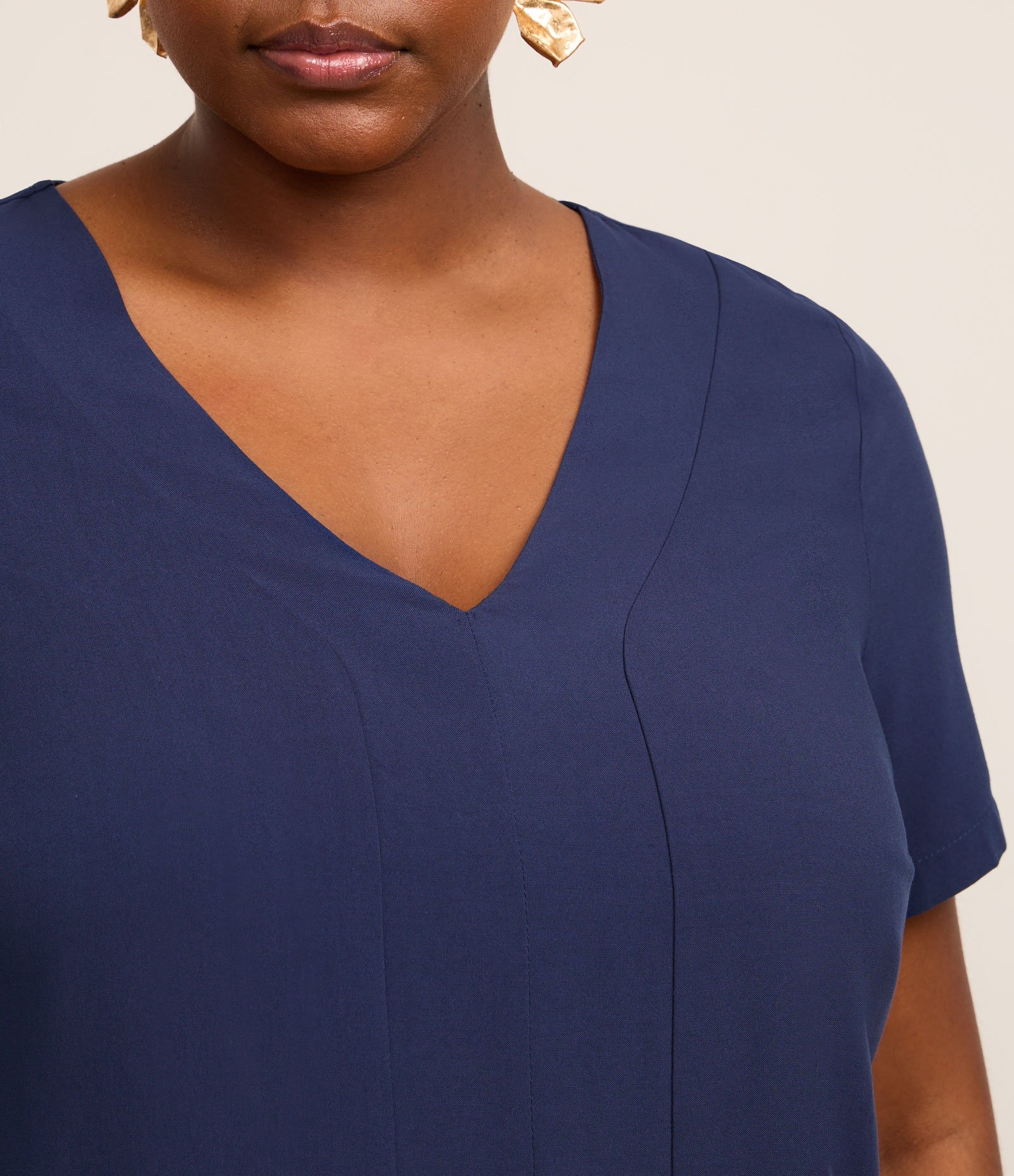 Blusa em Viscose com Decote em V Curve & Plus Size Azul 3