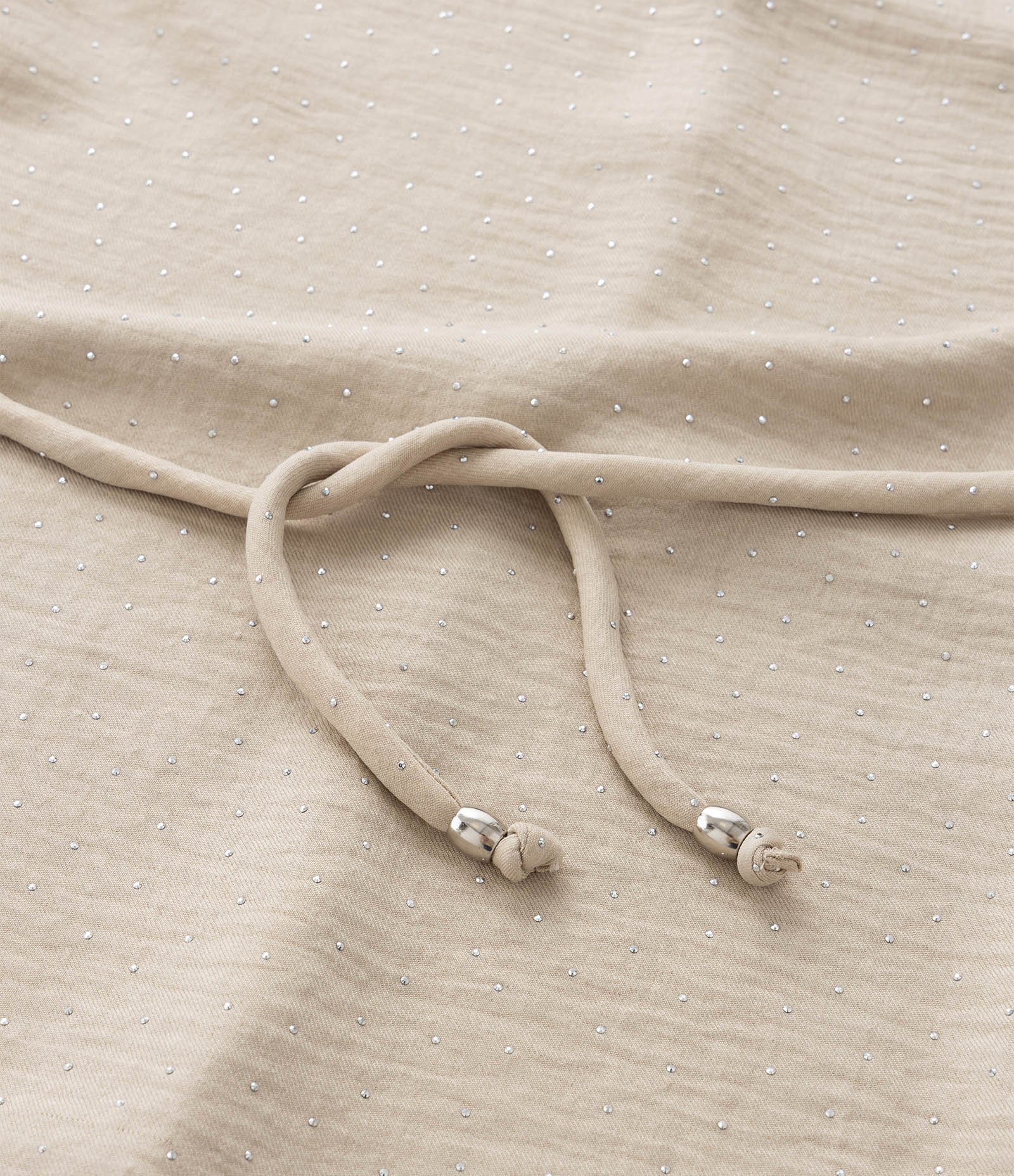 Blusa Regata Alongada em Crepe com Brilhos e Cinto de Amarração Curve & Plus Size Bege 9