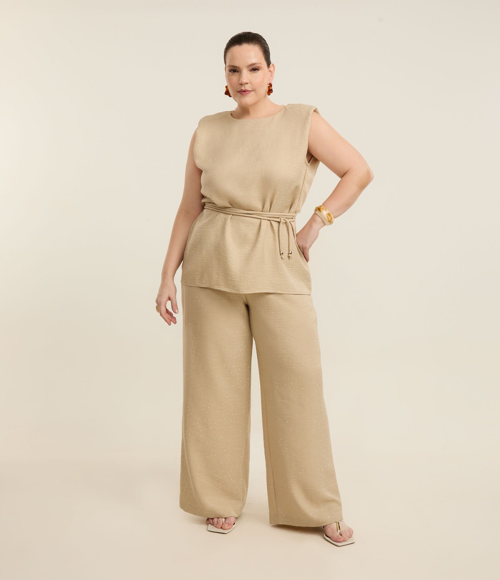 Blusa Regata Alongada em Crepe com Brilhos e Cinto de Amarração Curve & Plus Size Bege 2