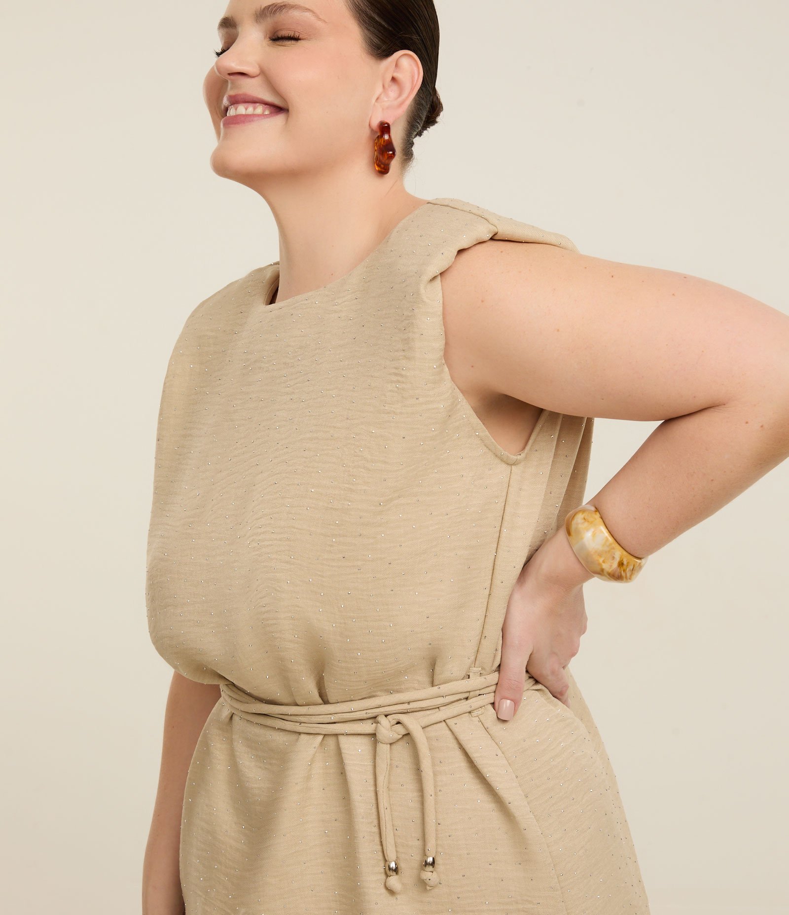 Blusa Regata Alongada em Crepe com Brilhos e Cinto de Amarração Curve & Plus Size Bege 3