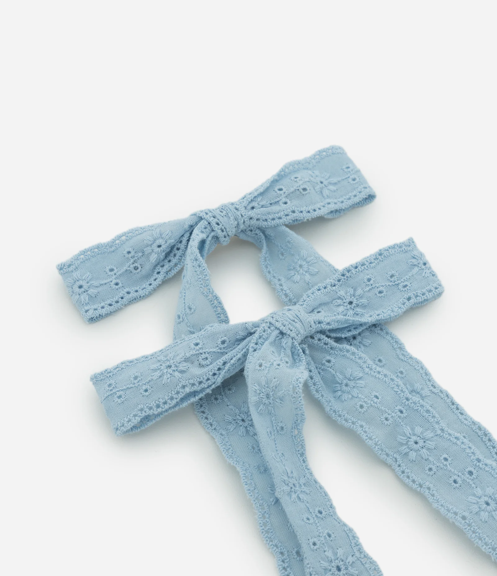 Presilha de Cabelo Rendada em Formato de Laço Azul 2