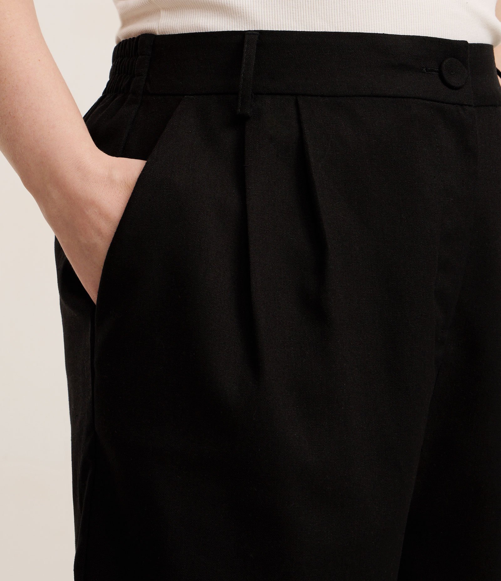 Bermuda com Linho e Pregas Frontais Curve & Plus Size Preto 3