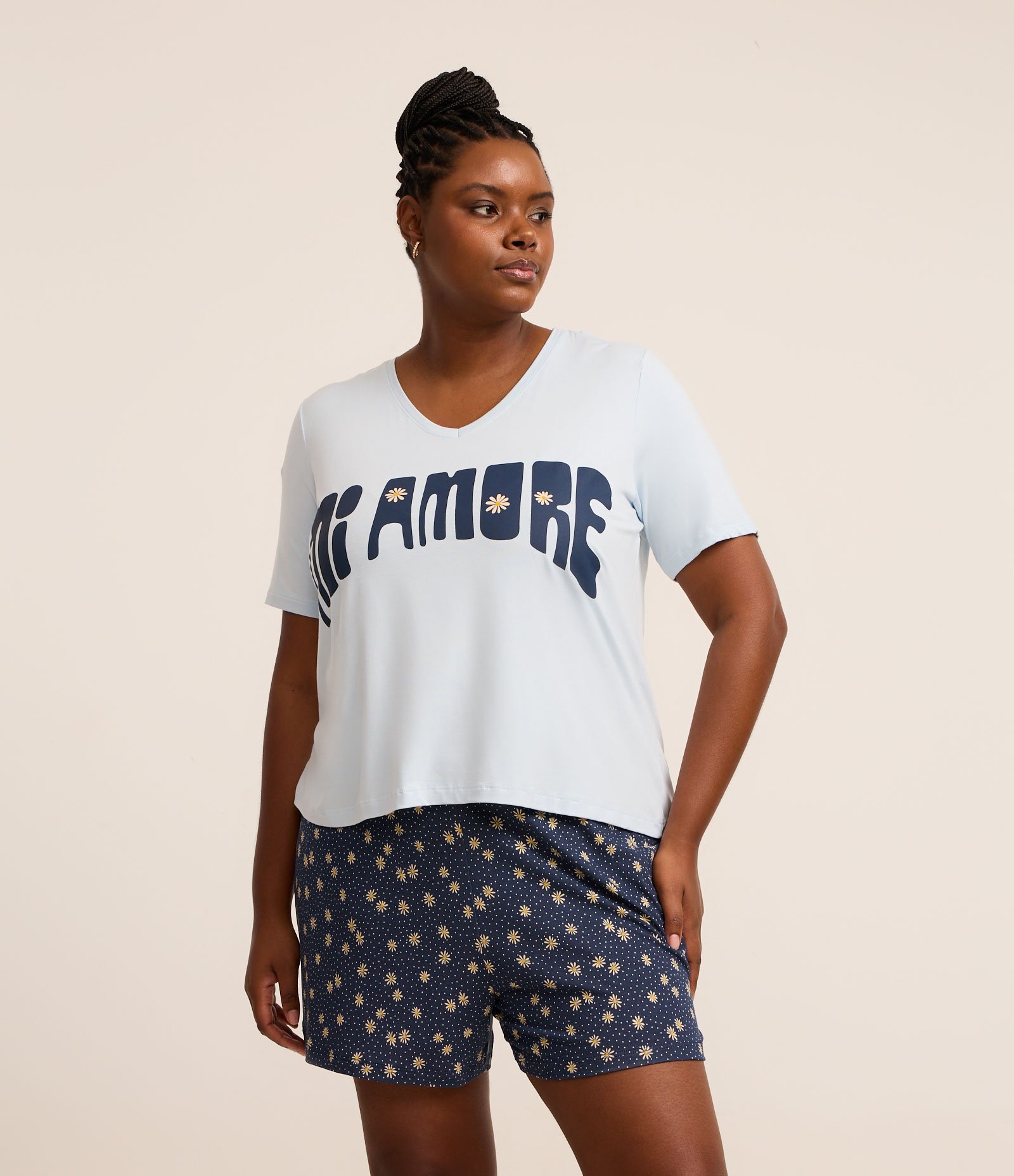 Pijama Curto em Viscolycra com Estampa Mi Amore e Short de Margaridas Curve & Plus Size Azul 1