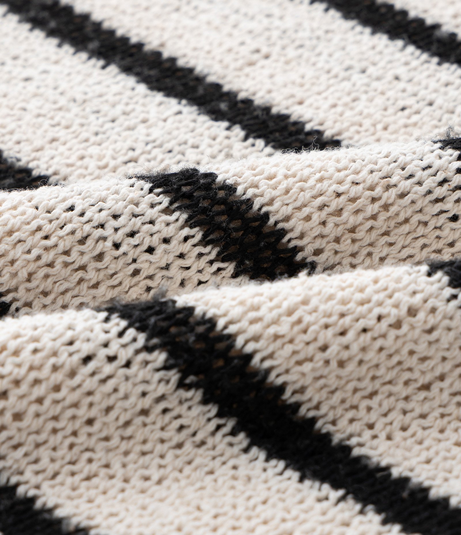 Calça Pantacourt com Efeito Crochê e Listras Curve & Plus Size Bege/Preto 7