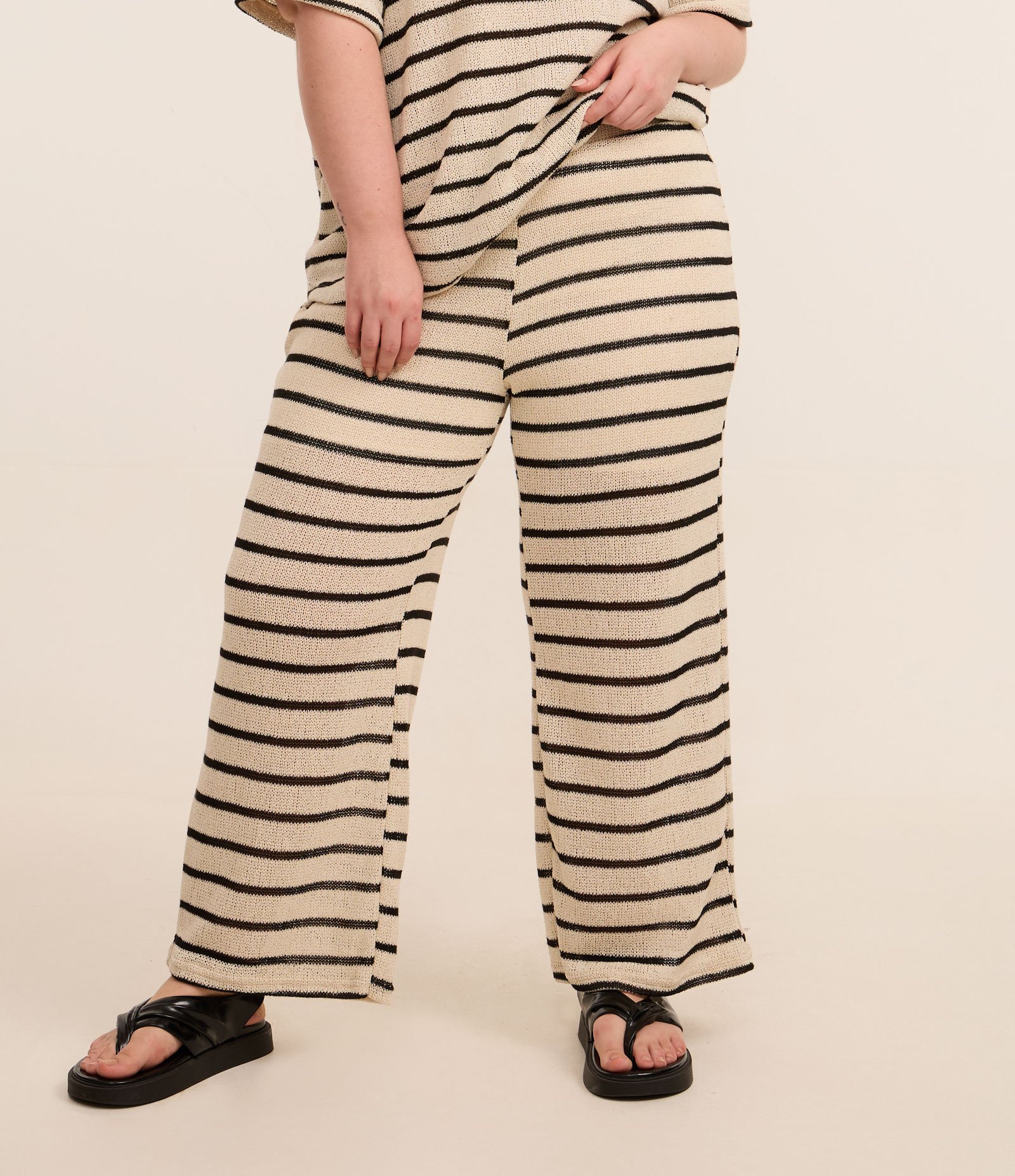 Calça Pantacourt com Efeito Crochê e Listras Curve & Plus Size Bege/Preto 2