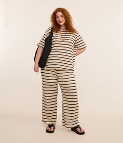 Calça Pantacourt com Efeito Crochê e Listras Curve & Plus Size