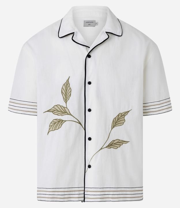 Camisa Boxy em Tricoline com Estampa de Folhagens e Detalhes Contrastantes