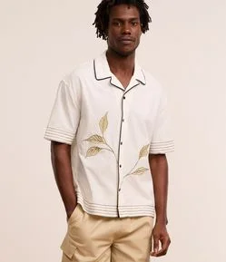 Camisa Boxy em Tricoline com Estampa de Folhagens e Detalhes Contrastantes