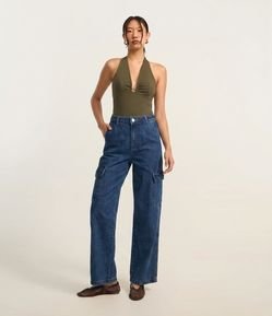 Calça Reta Comfort em Jeans com Bolsos Cargo e Cintura Alta