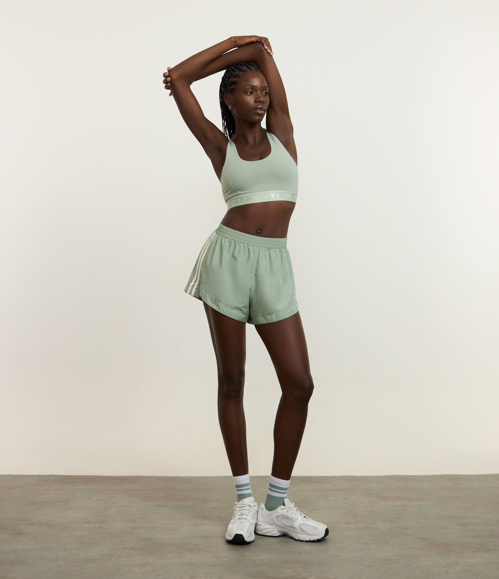 Bermuda Runner Esportiva com Listras Laterais Verde 1