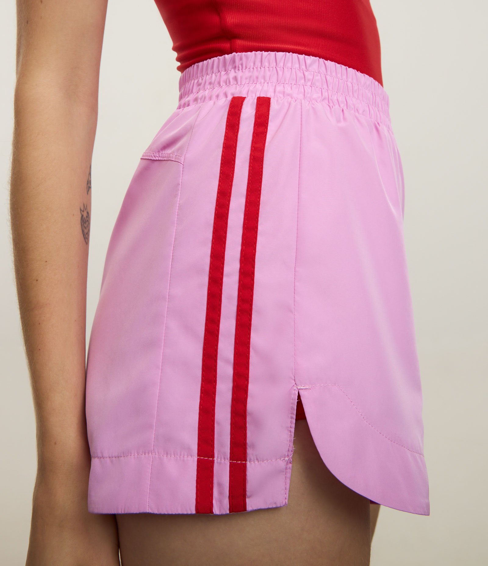 Bermuda Runner Esportiva com Listras Laterais Rosa 4