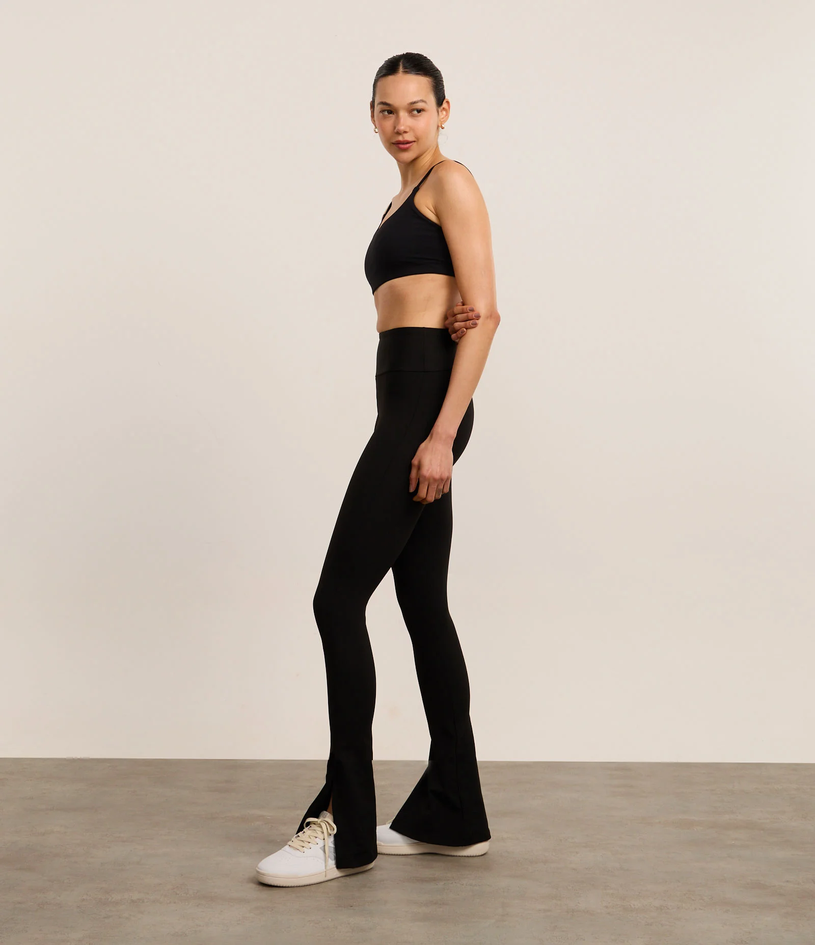 Calça Legging Flare Esportiva em Microfibra com Fenda Lateral Preto 1