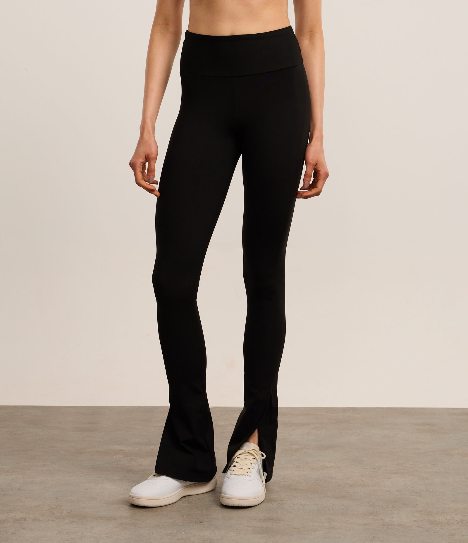Calça Legging Flare Esportiva em Microfibra com Fenda Lateral Preto 2