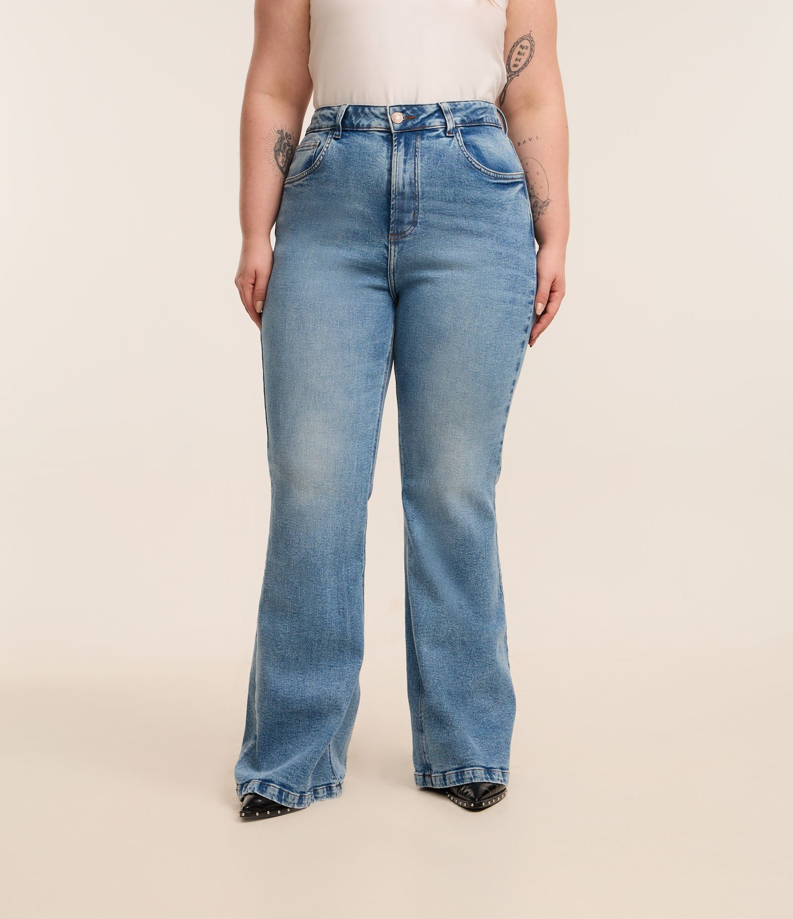 Calça Flare em Jeans com Bolsos Detalhados Curve & Plus Size Azul 3