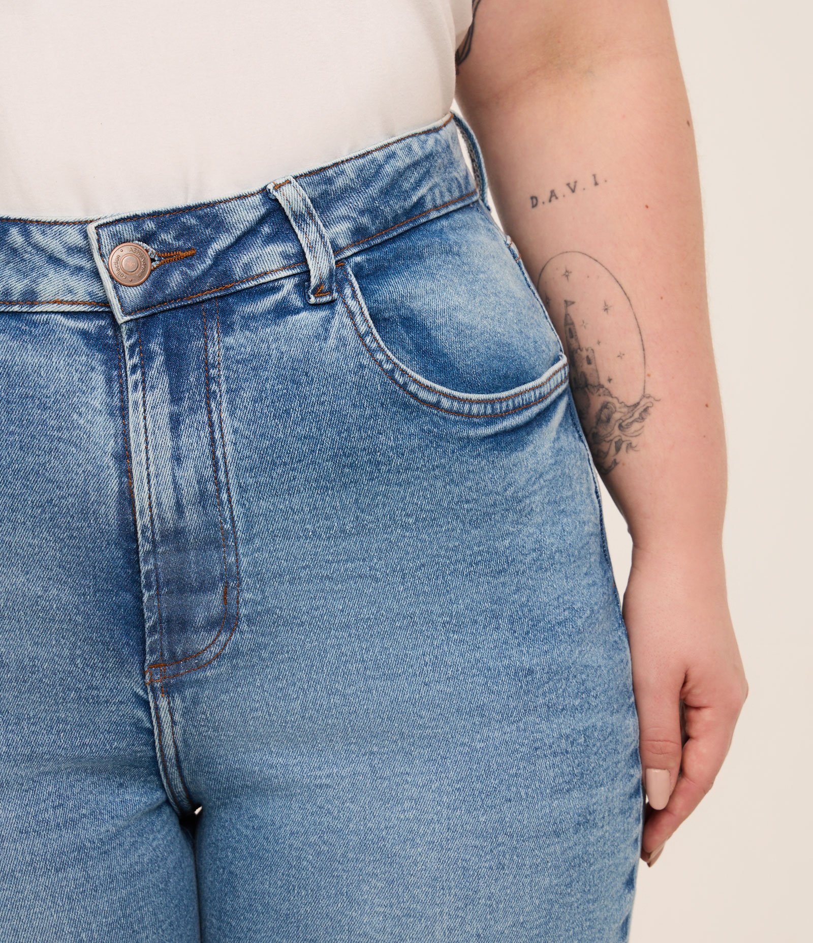 Calça Flare em Jeans com Bolsos Detalhados Curve & Plus Size Azul 4