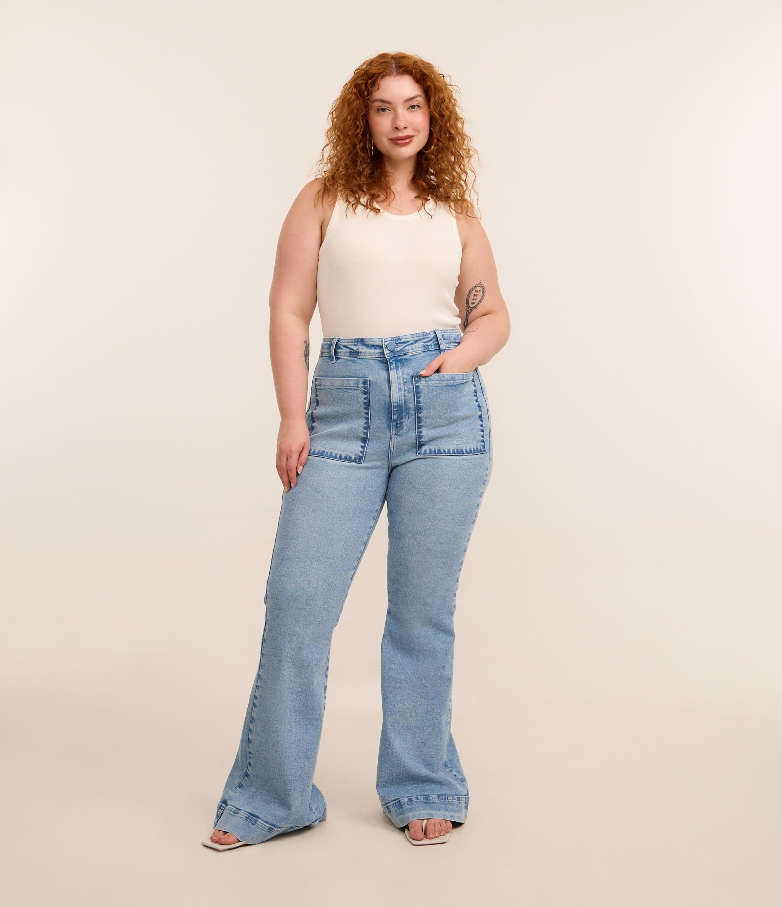 Calça Flare em Jeans com Bordado nos Bolsos Curve & Plus Size Azul 1