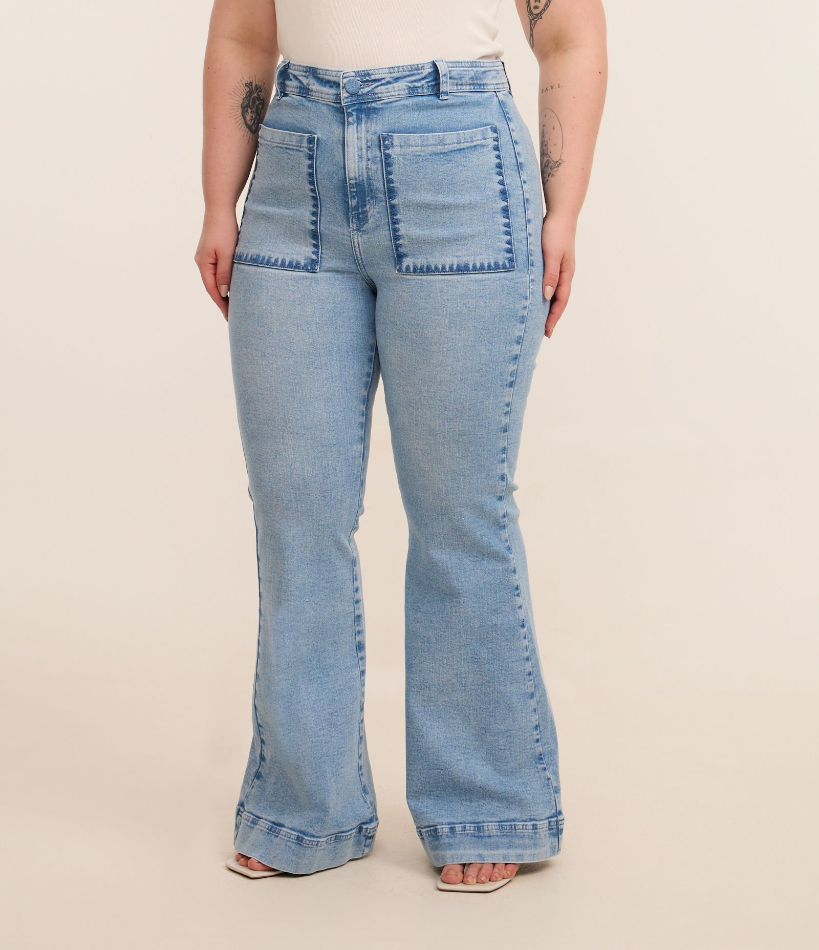 Calça Flare em Jeans com Bordado nos Bolsos Curve & Plus Size Azul 2